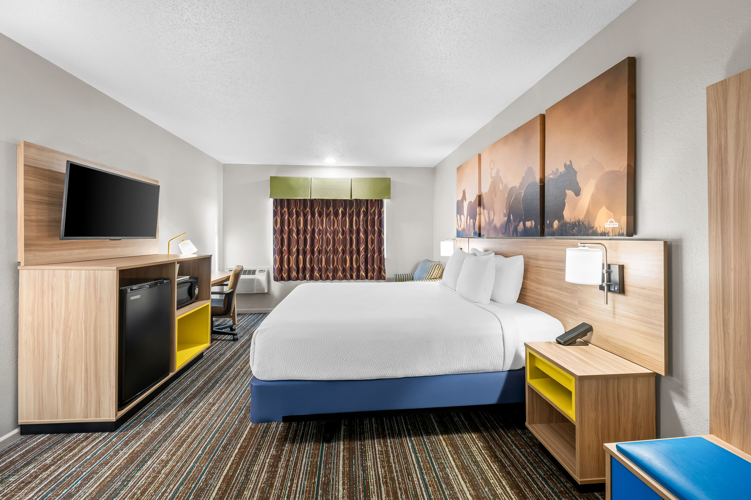 Queen bed guest room at the Days Inn by Wyndham York in York, Nebraska