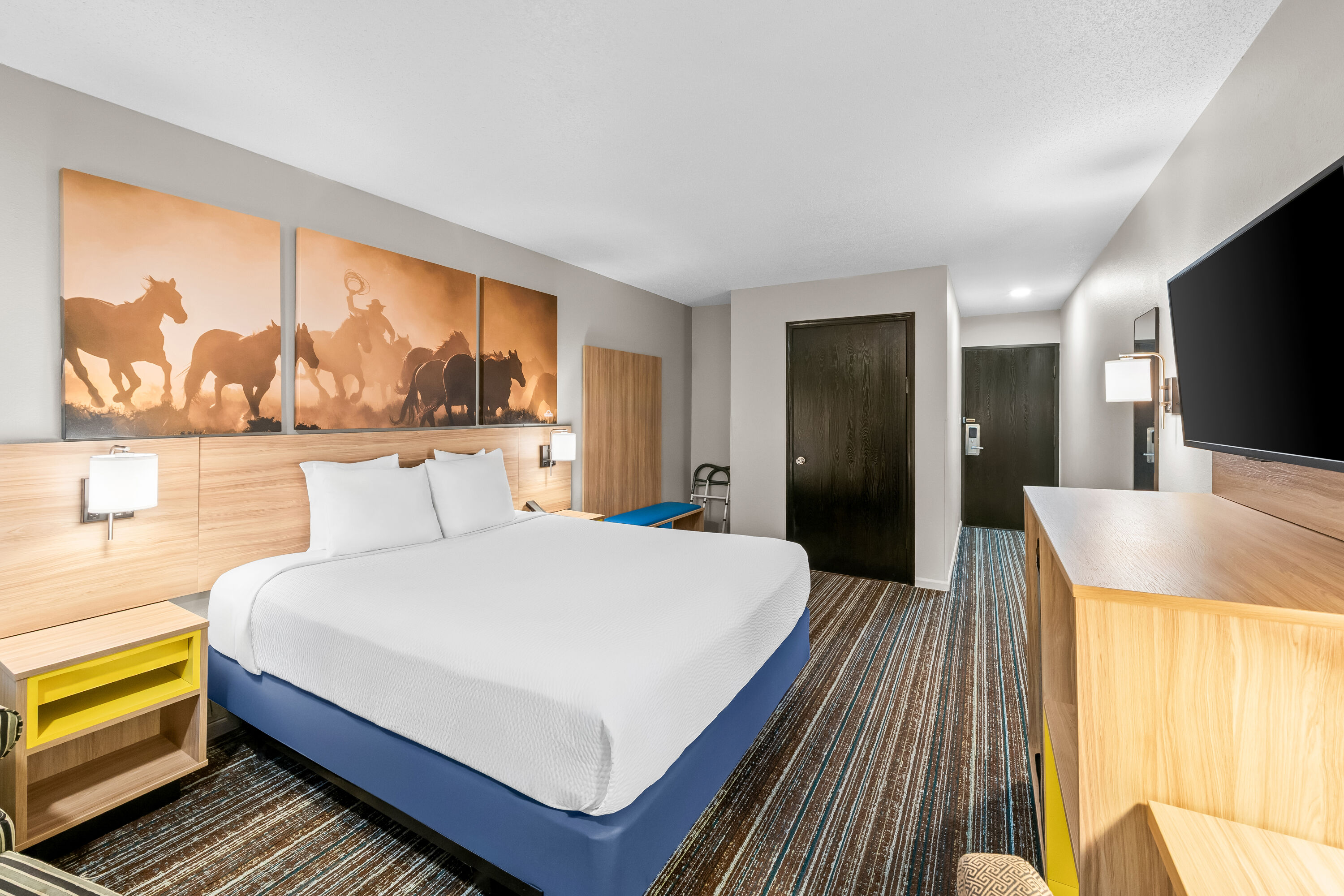 Queen bed guest room at the Days Inn by Wyndham York in York, Nebraska