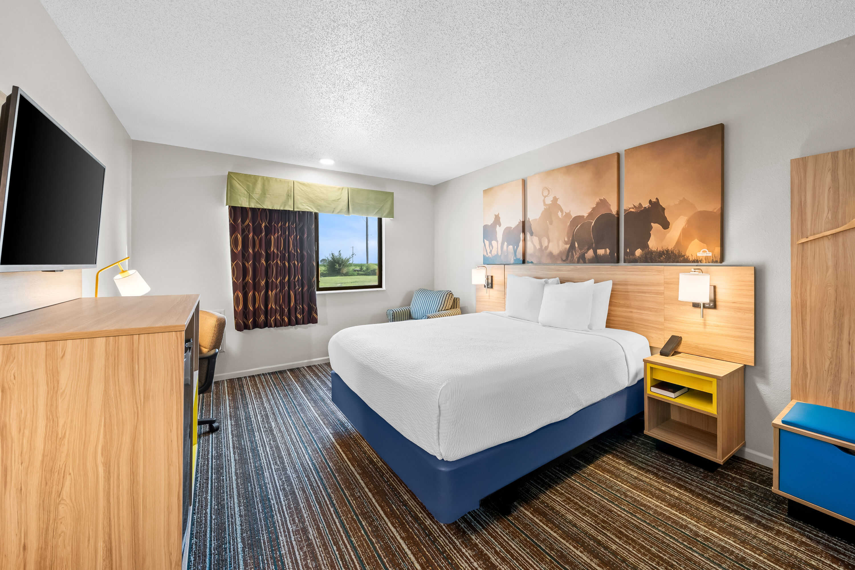 Queen bed guest room at the Days Inn by Wyndham York in York, Nebraska