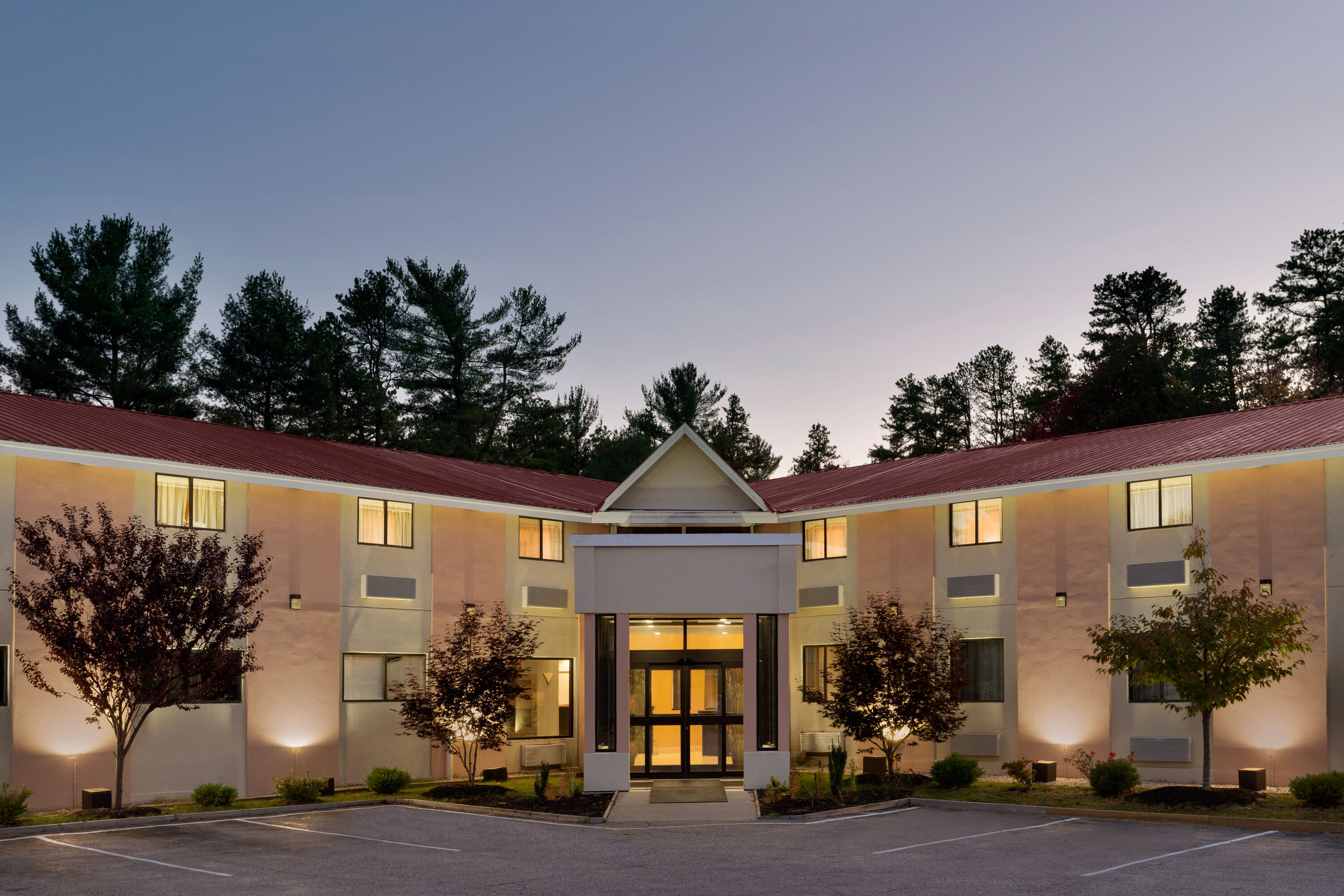 Exterior of Days Inn by Wyndham Tamworth hotel in Tamworth, New Hampshire