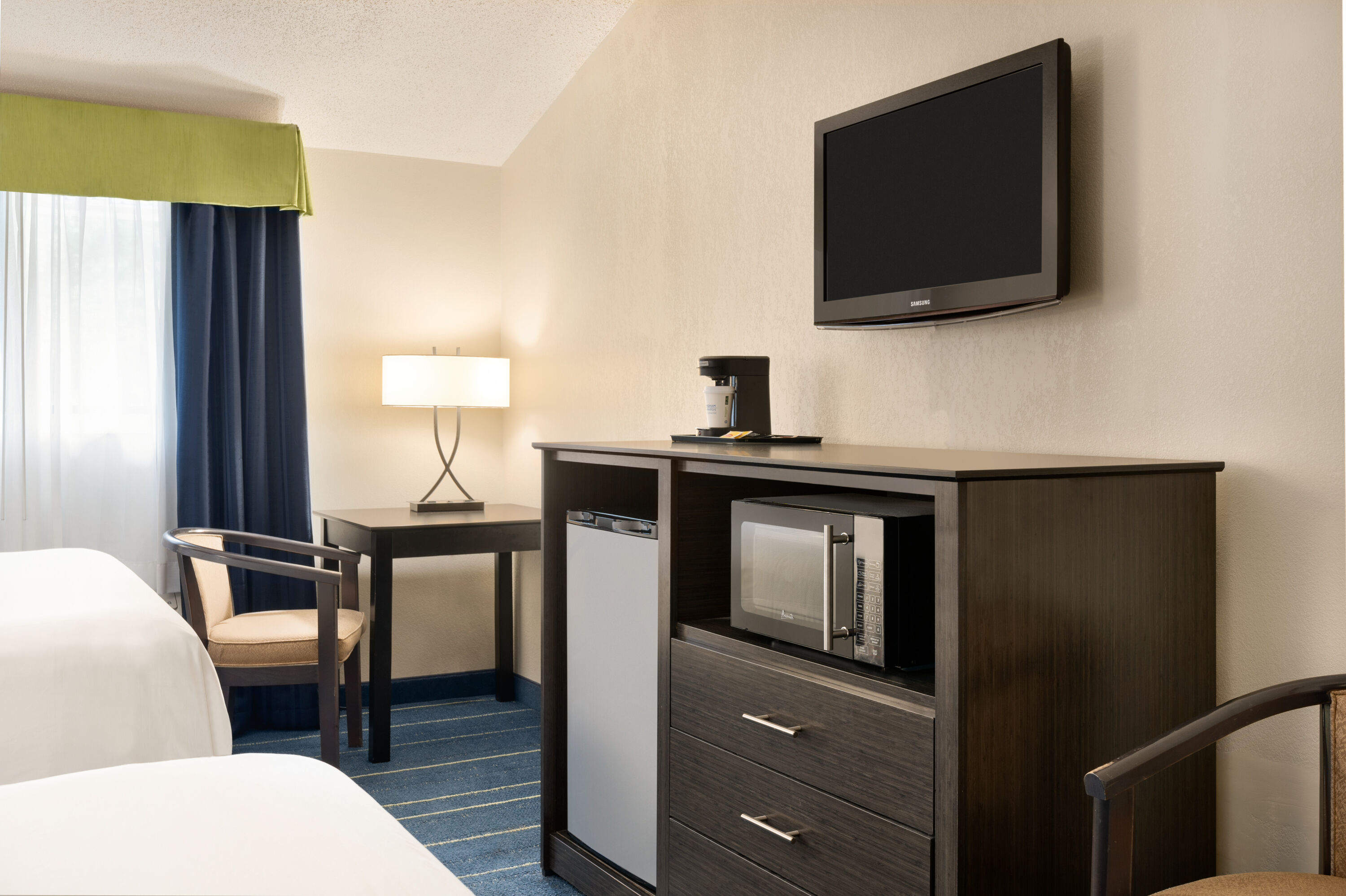 Guest room at the Days Inn by Wyndham Tamworth in Tamworth, New Hampshire