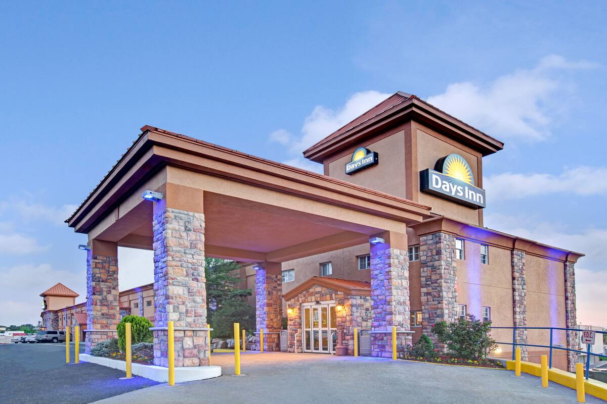 Days Inn By Wyndham Ridgefield Nj Hotels 07657 Exterior Of Days Inn By Wyndham Ridgefield Nj Hotel In New Jersey