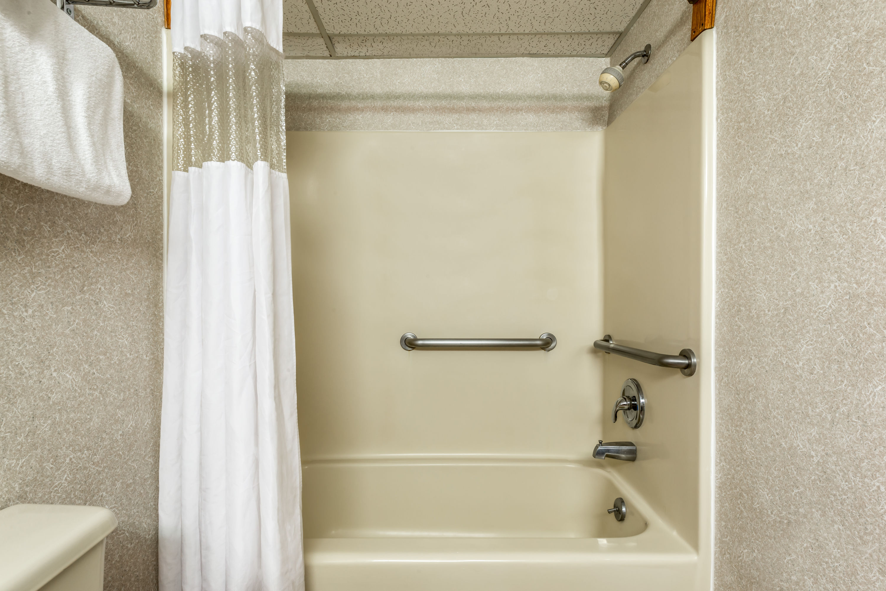Guest room at the Days Inn by Wyndham Vineland in Vineland, New Jersey