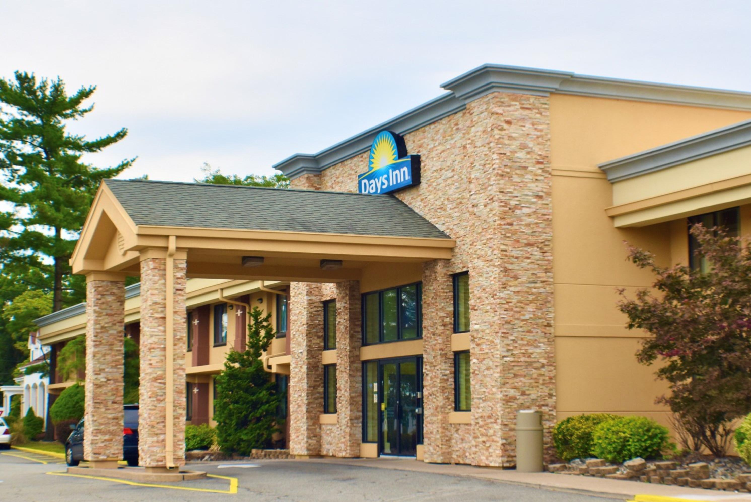 Exterior of Days Inn by Wyndham Wayne hotel in Wayne, New Jersey