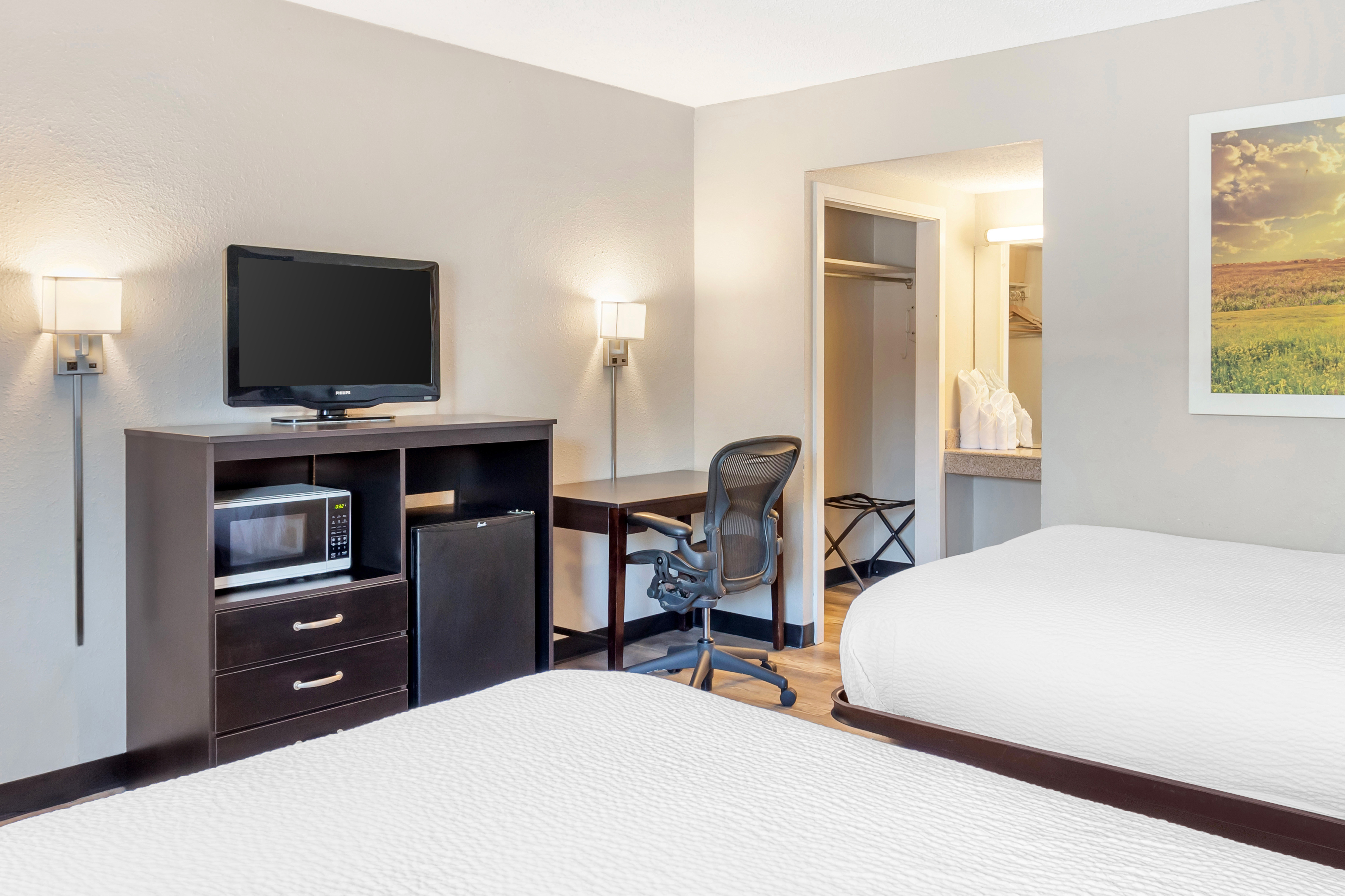 Guest room at the Days Inn by Wyndham Wrightstown McGuire AFB/Bordentown in Wrightstown, New Jersey