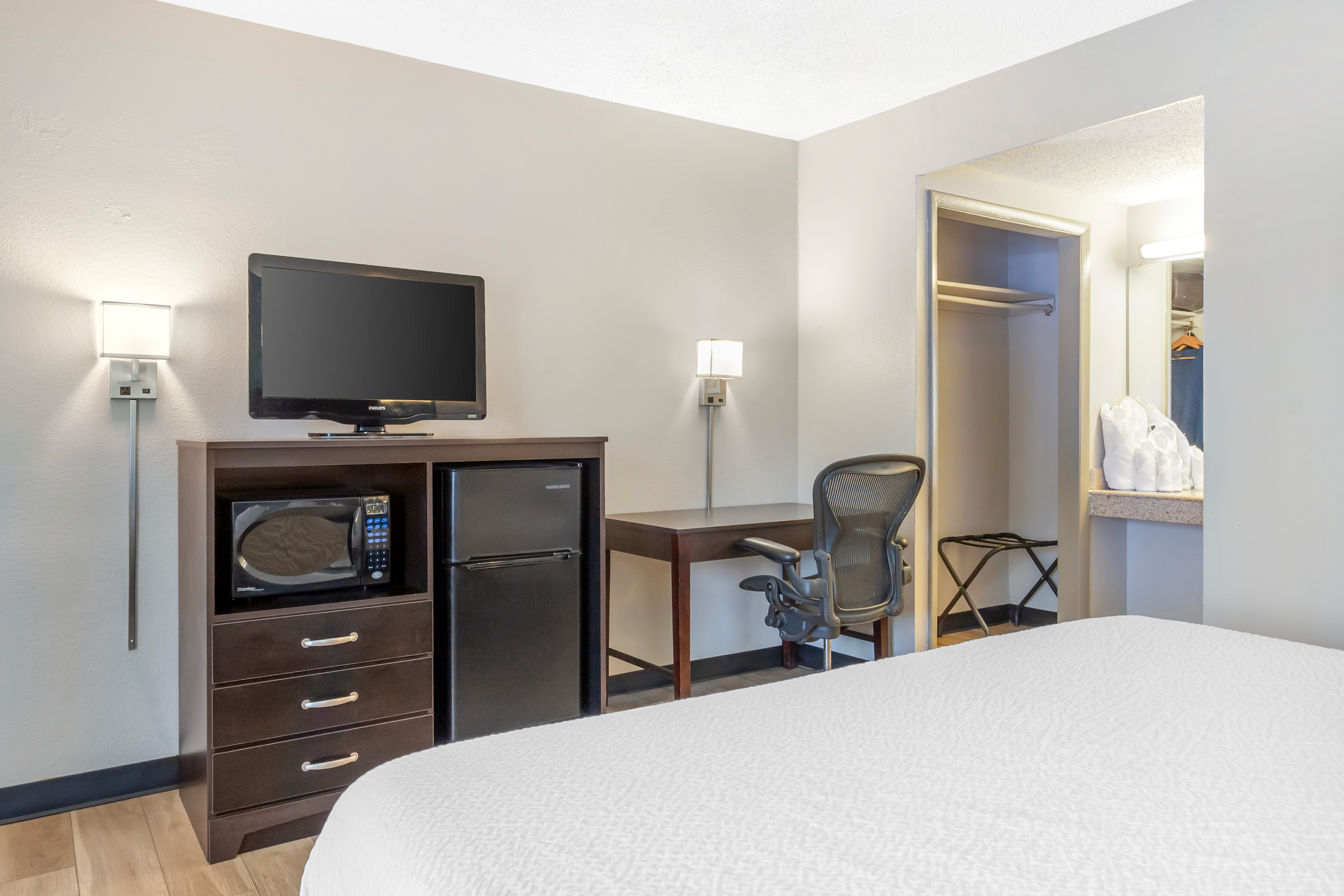 Guest room at the Days Inn by Wyndham Wrightstown McGuire AFB/Bordentown in Wrightstown, New Jersey