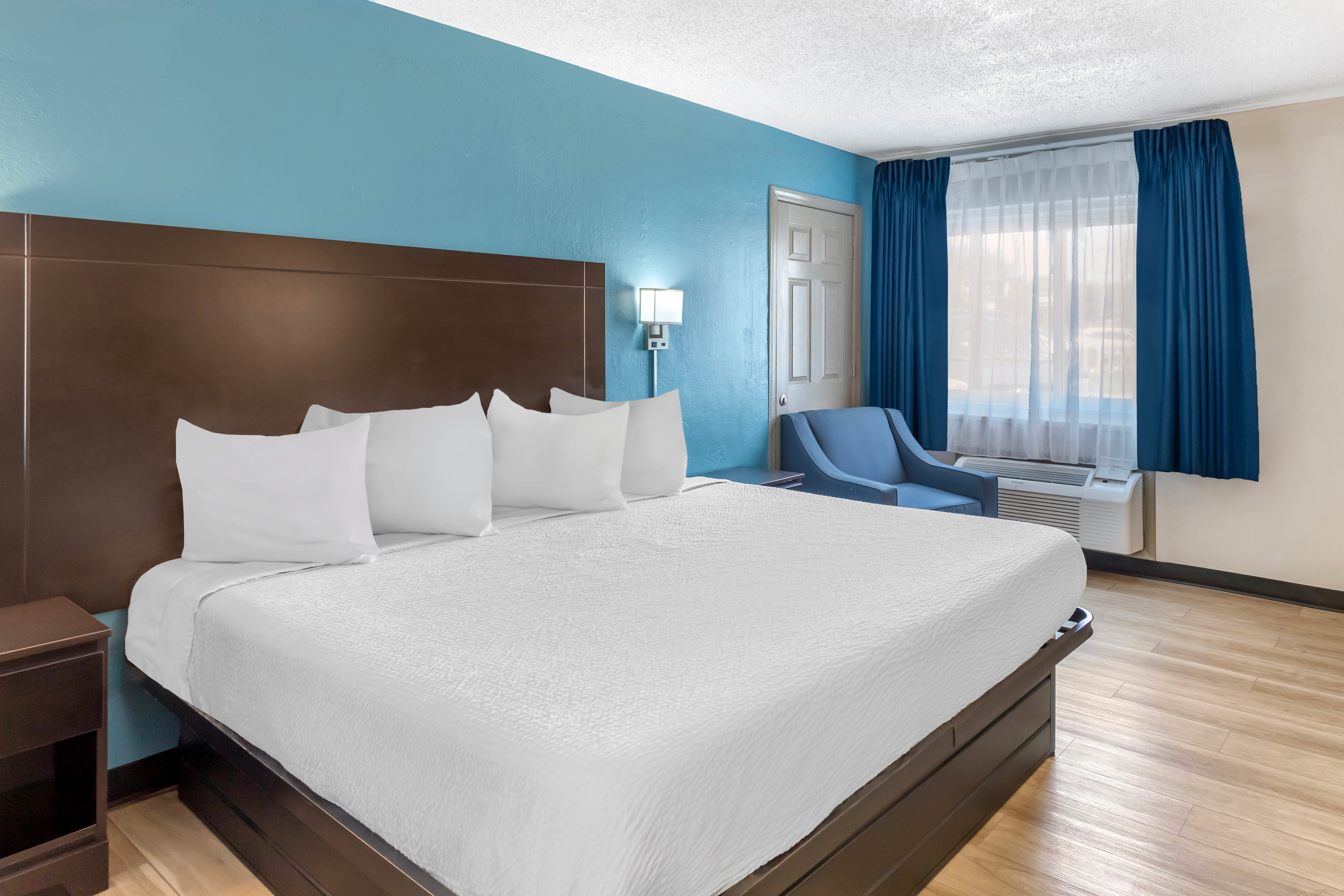 Guest room at the Days Inn by Wyndham Wrightstown McGuire AFB/Bordentown in Wrightstown, New Jersey