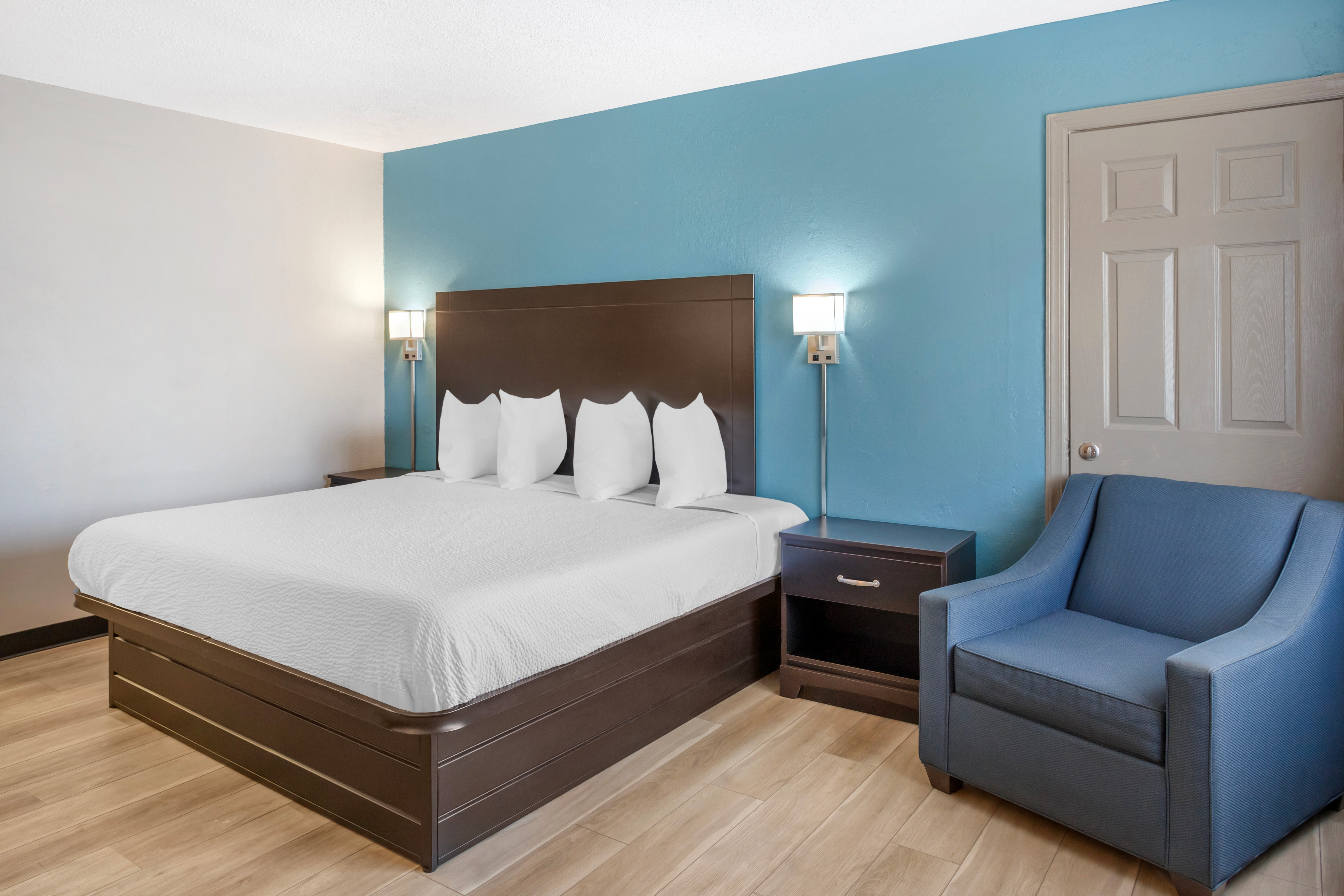 Guest room at the Days Inn by Wyndham Wrightstown McGuire AFB/Bordentown in Wrightstown, New Jersey