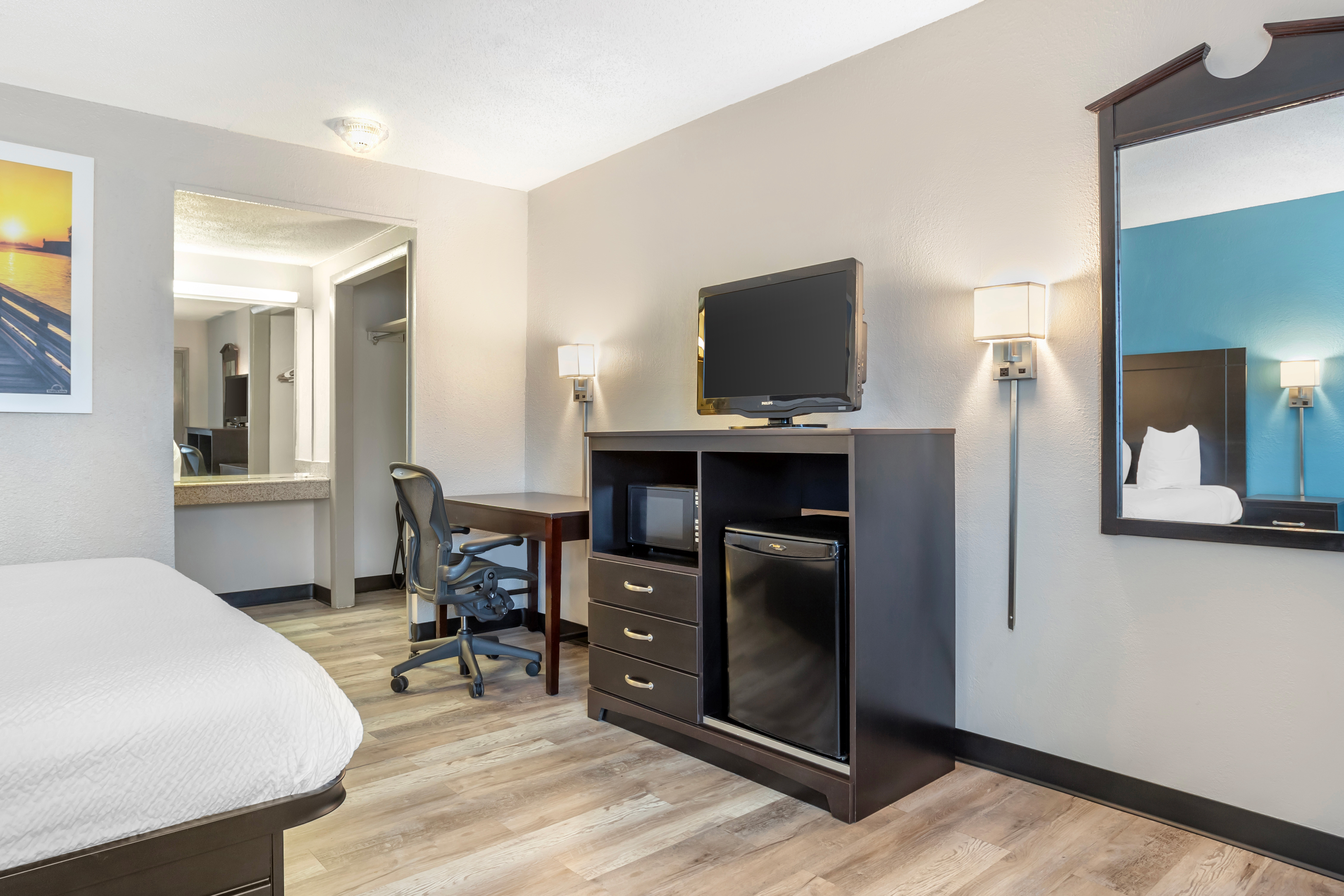Guest room at the Days Inn by Wyndham Wrightstown McGuire AFB/Bordentown in Wrightstown, New Jersey