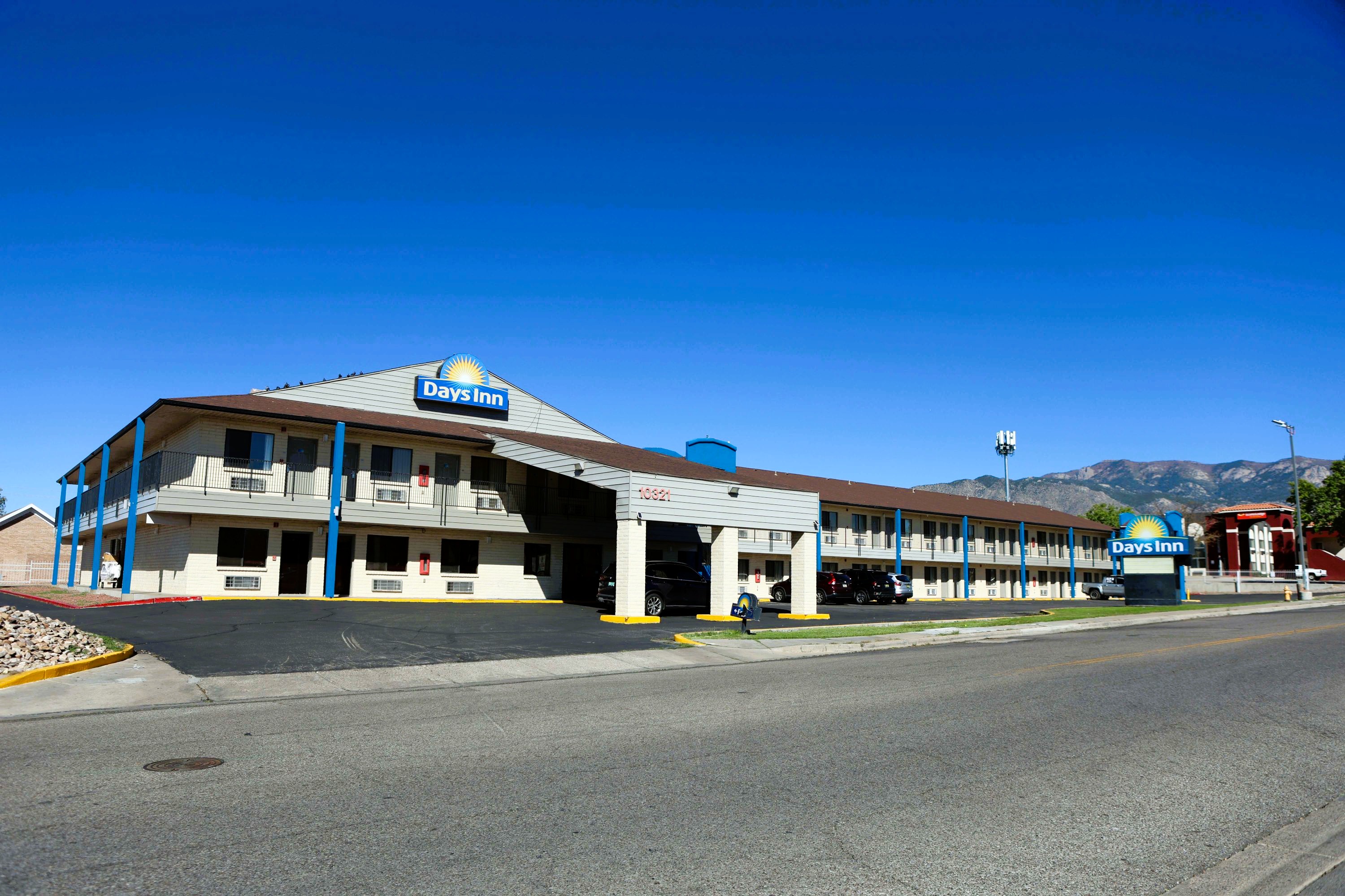 Exterior of Days Inn by Wyndham East Albuquerque hotel in Albuquerque, New Mexico