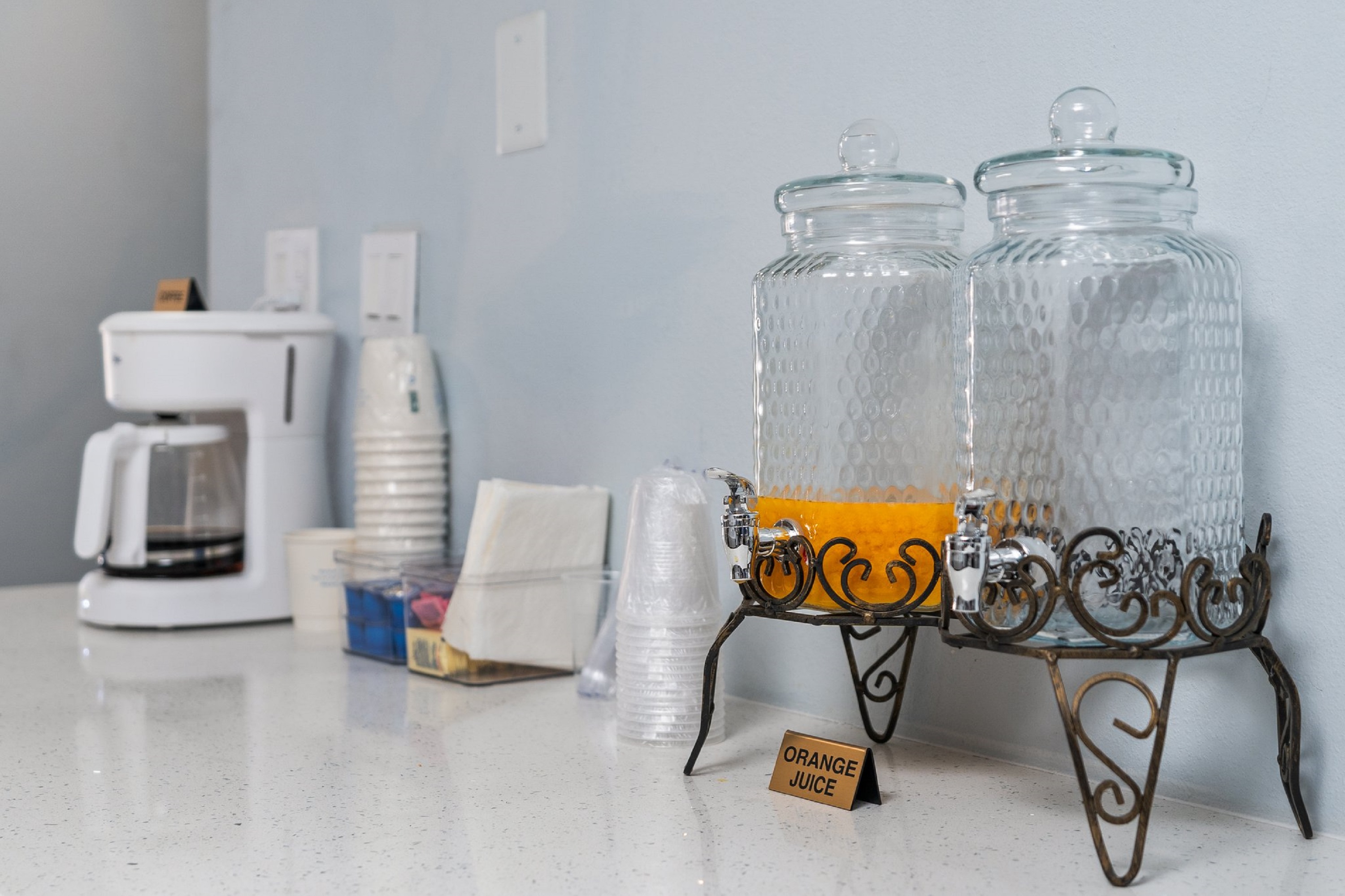 Days Inn by Wyndham Albuquerque I-25 restaurant breakfast area with seating in Albuquerque, New Mexico