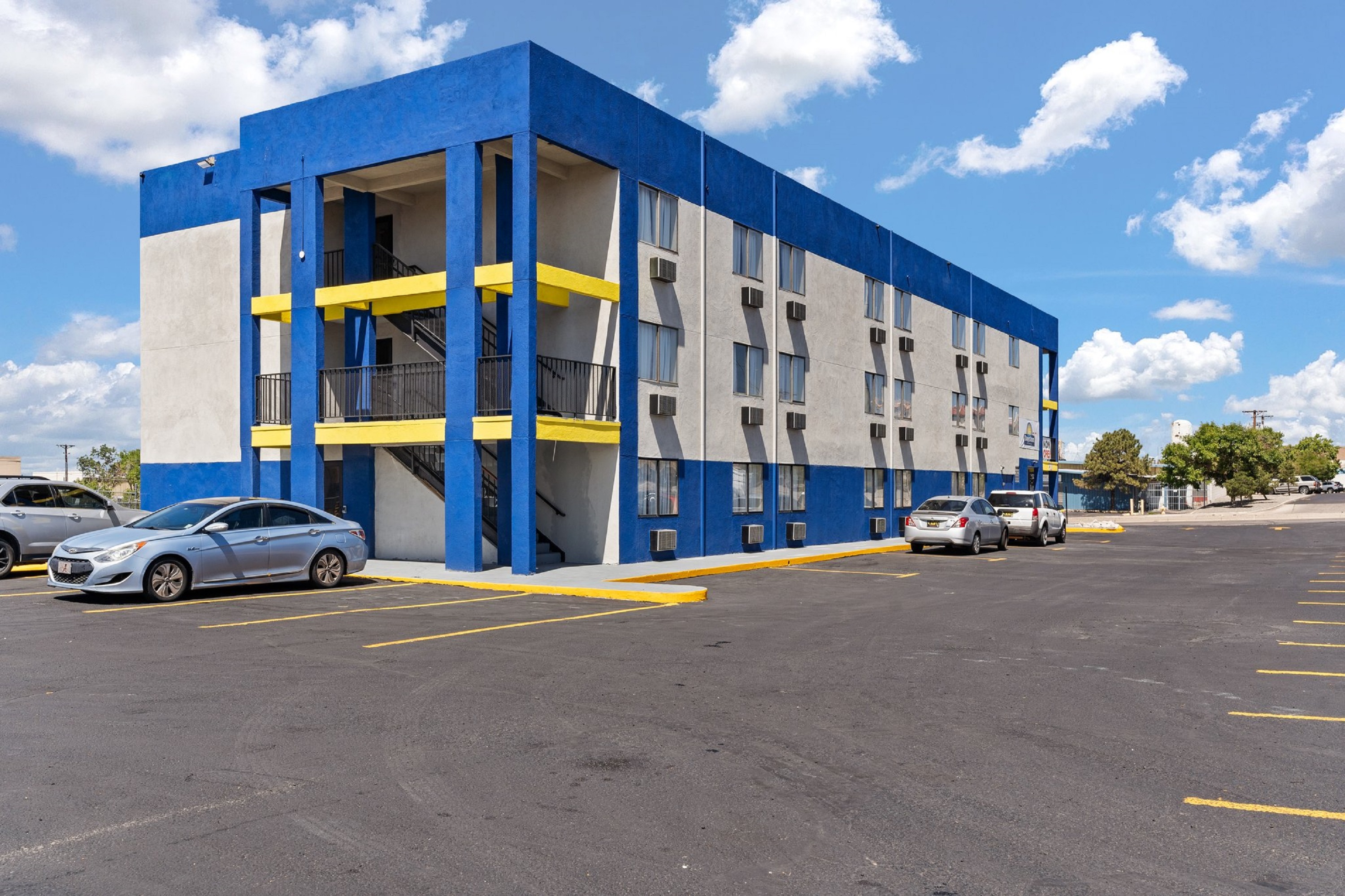 Exterior of Days Inn by Wyndham Albuquerque I-25 hotel in Albuquerque, New Mexico