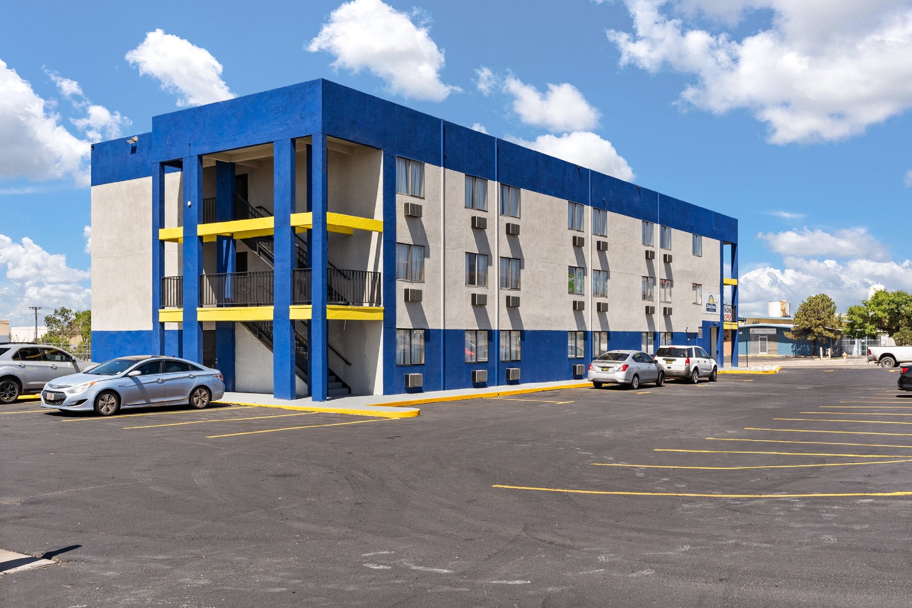 Exterior of Days Inn by Wyndham Albuquerque I-25 hotel in Albuquerque, New Mexico