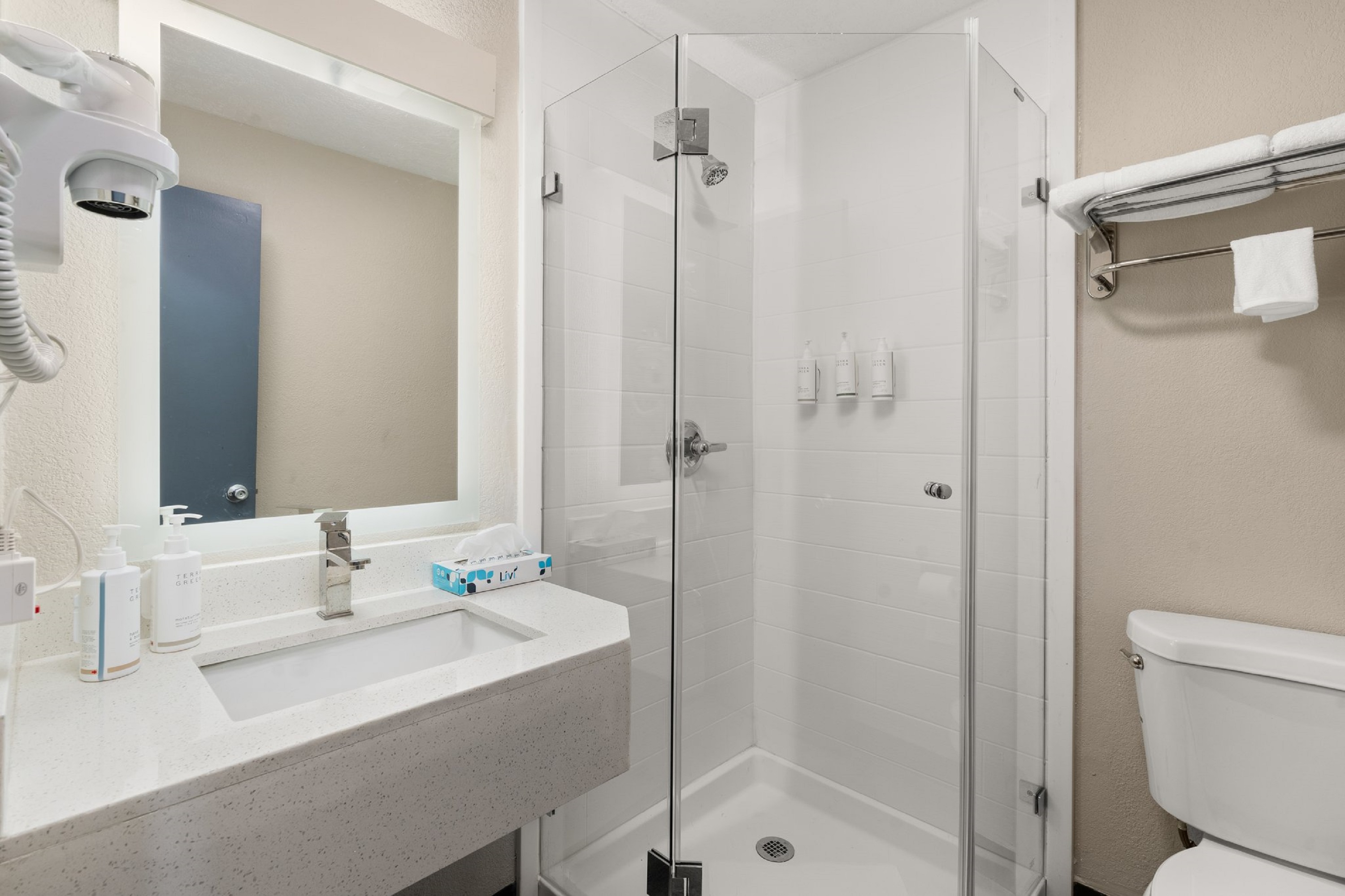 Guest room bath at the Days Inn by Wyndham Albuquerque I-25 in Albuquerque, New Mexico