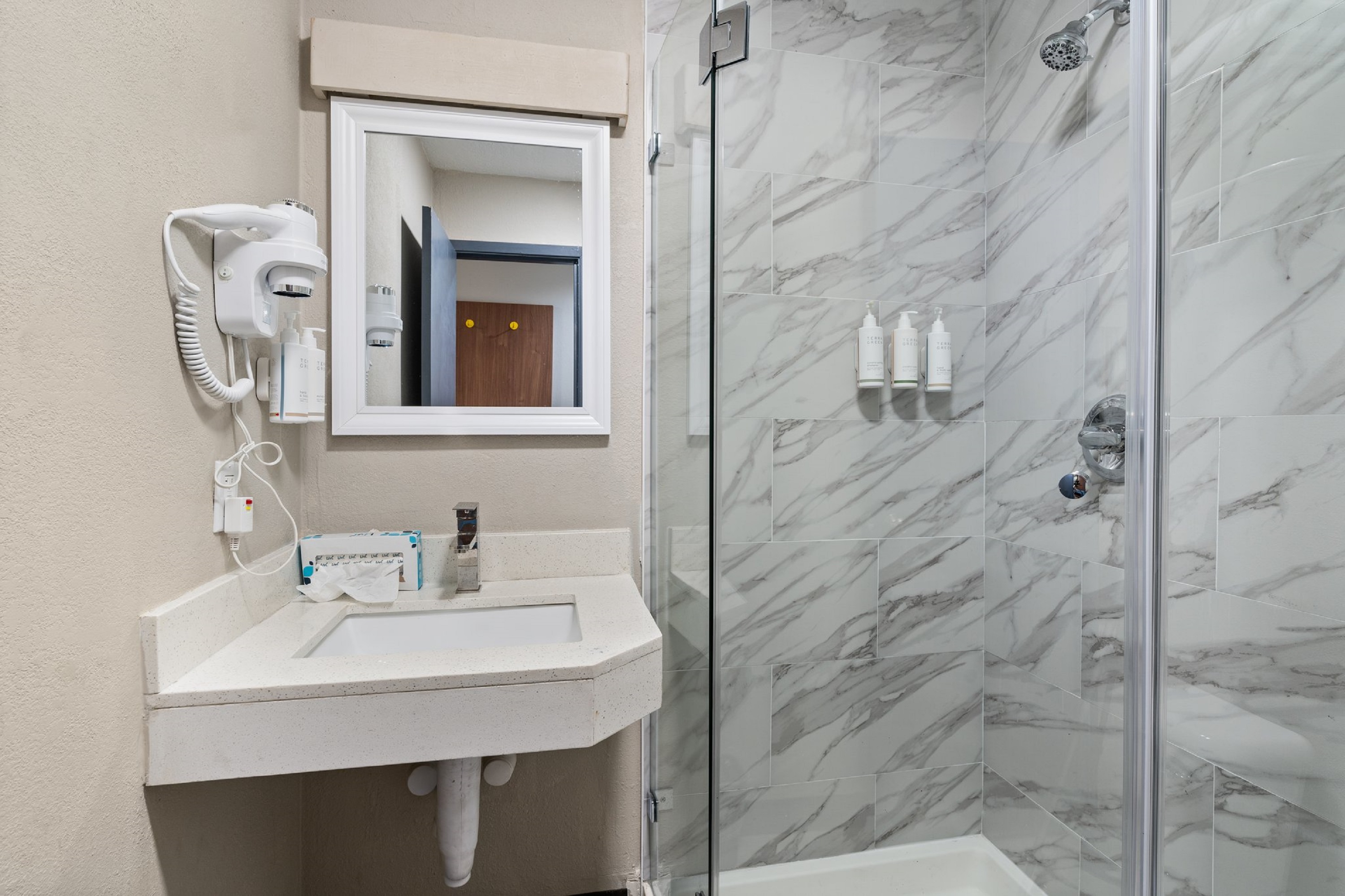 Guest room bath at the Days Inn by Wyndham Albuquerque I-25 in Albuquerque, New Mexico