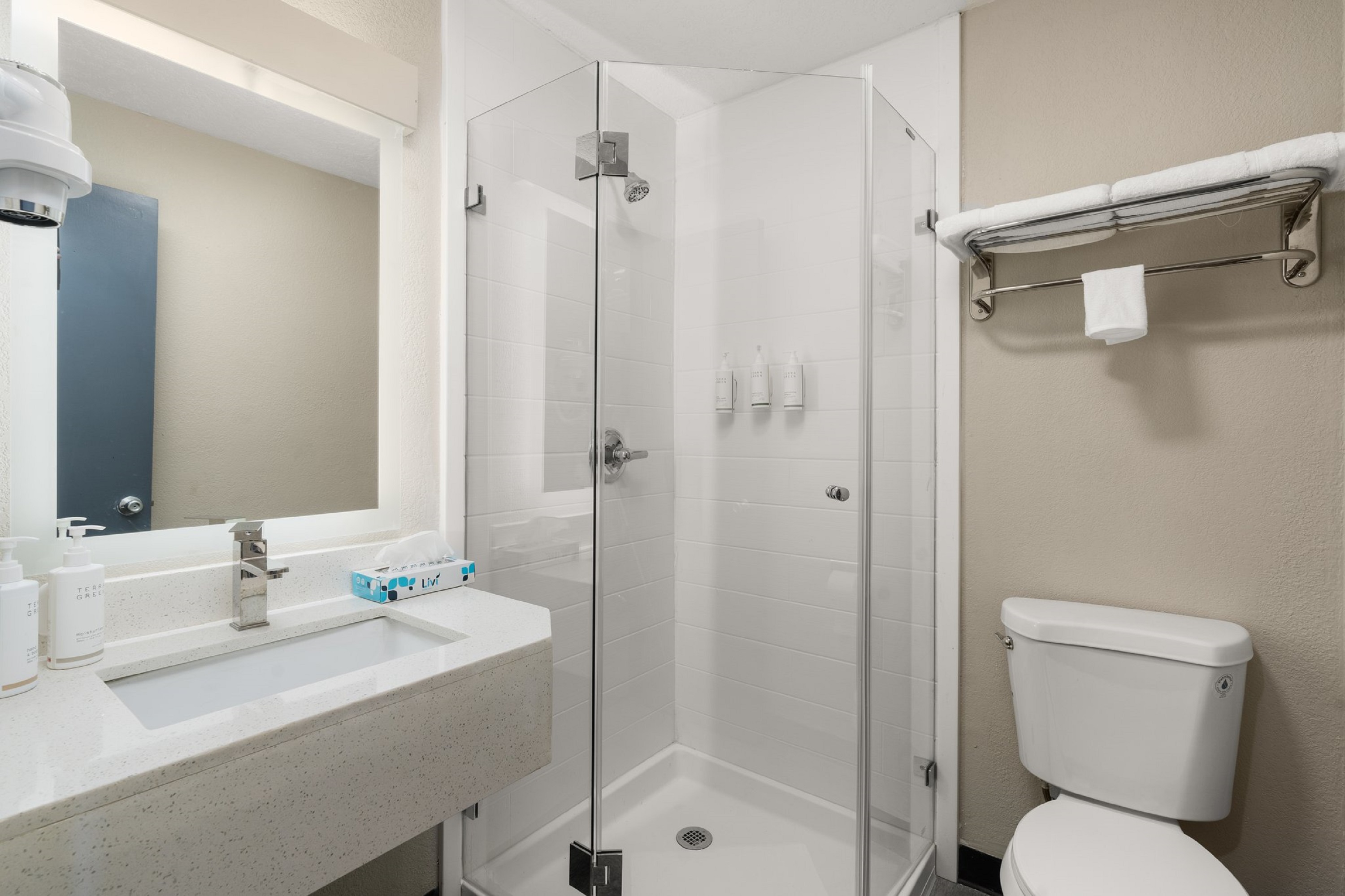 Guest room bath at the Days Inn by Wyndham Albuquerque I-25 in Albuquerque, New Mexico
