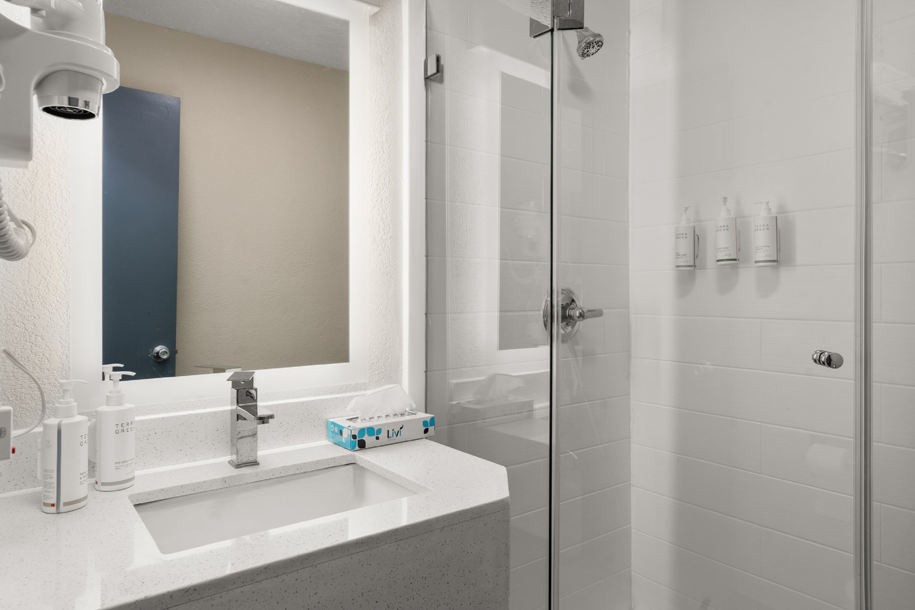 Guest room bath at the Days Inn by Wyndham Albuquerque I-25 in Albuquerque, New Mexico