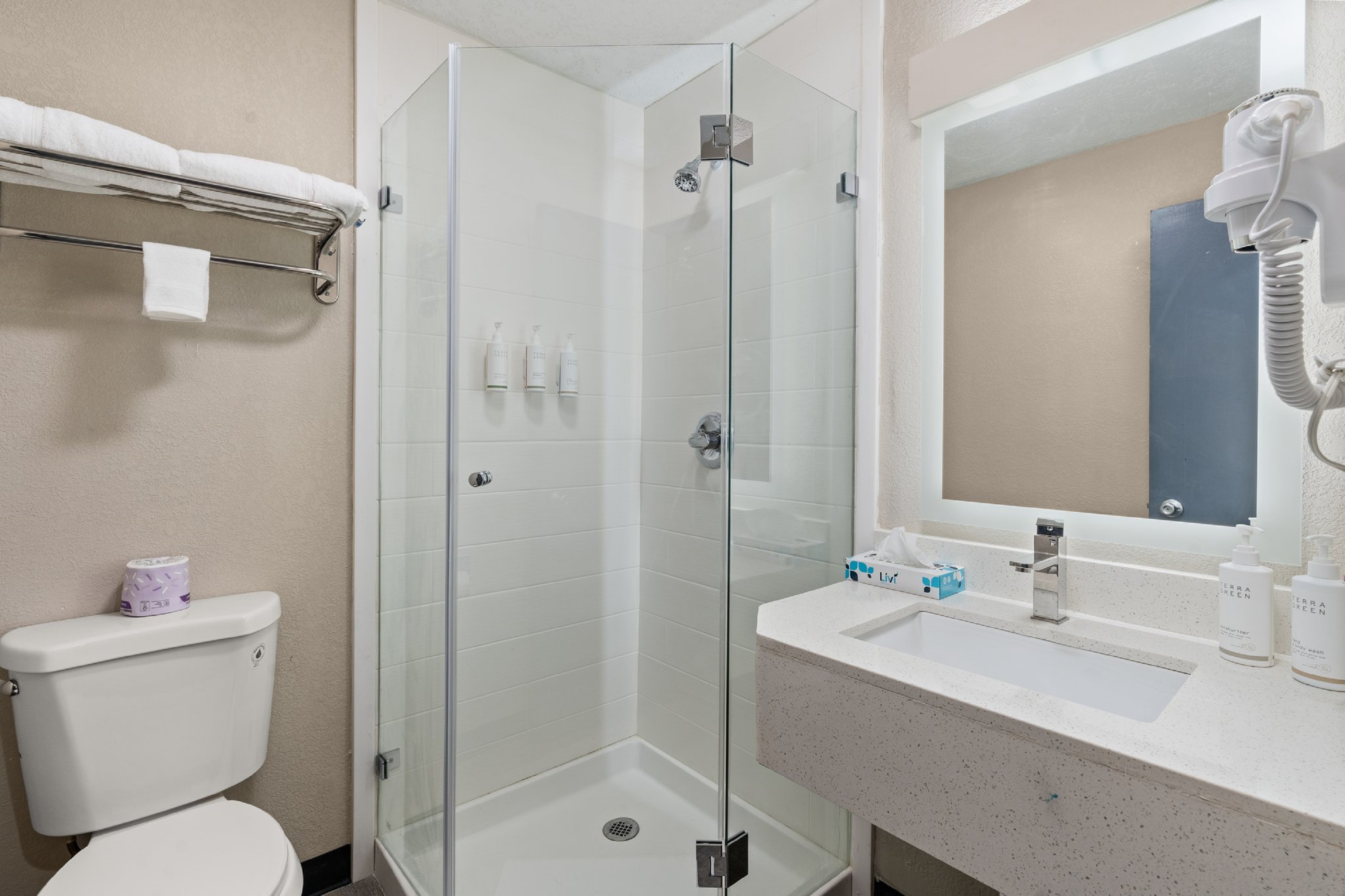 Guest room bath at the Days Inn by Wyndham Albuquerque I-25 in Albuquerque, New Mexico