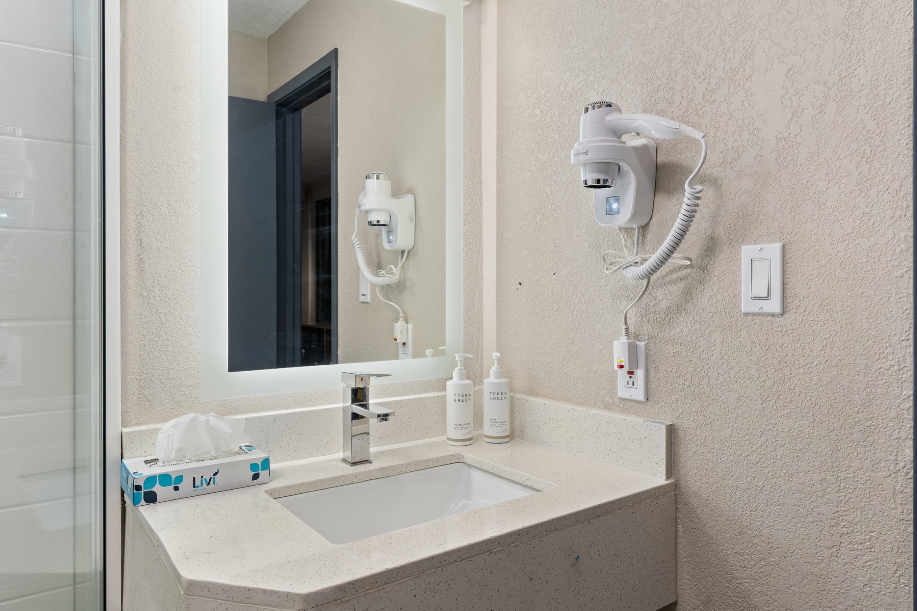 Guest room bath at the Days Inn by Wyndham Albuquerque I-25 in Albuquerque, New Mexico