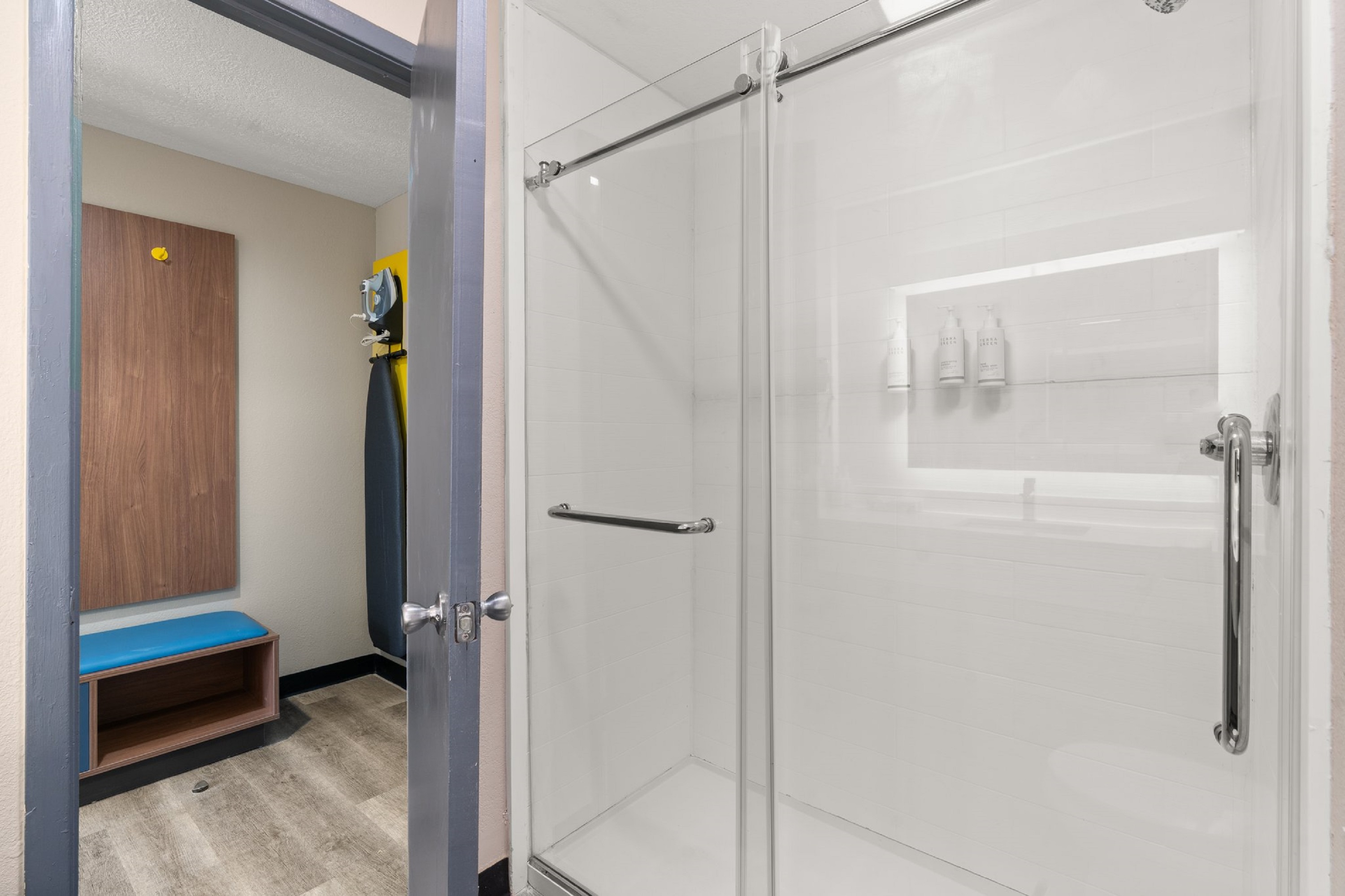 Guest room bath at the Days Inn by Wyndham Albuquerque I-25 in Albuquerque, New Mexico