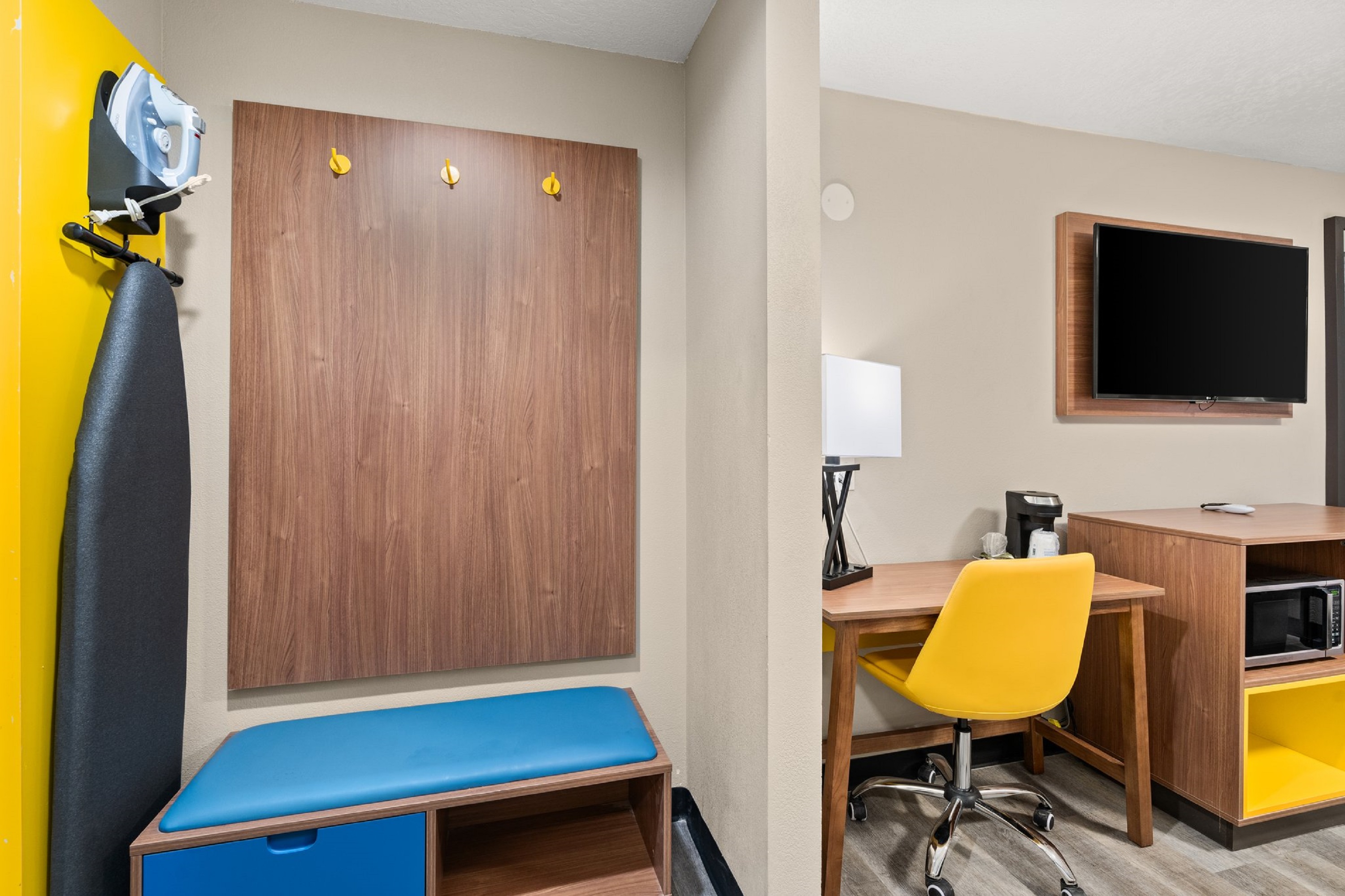 Guest room at the Days Inn by Wyndham Albuquerque I-25 in Albuquerque, New Mexico