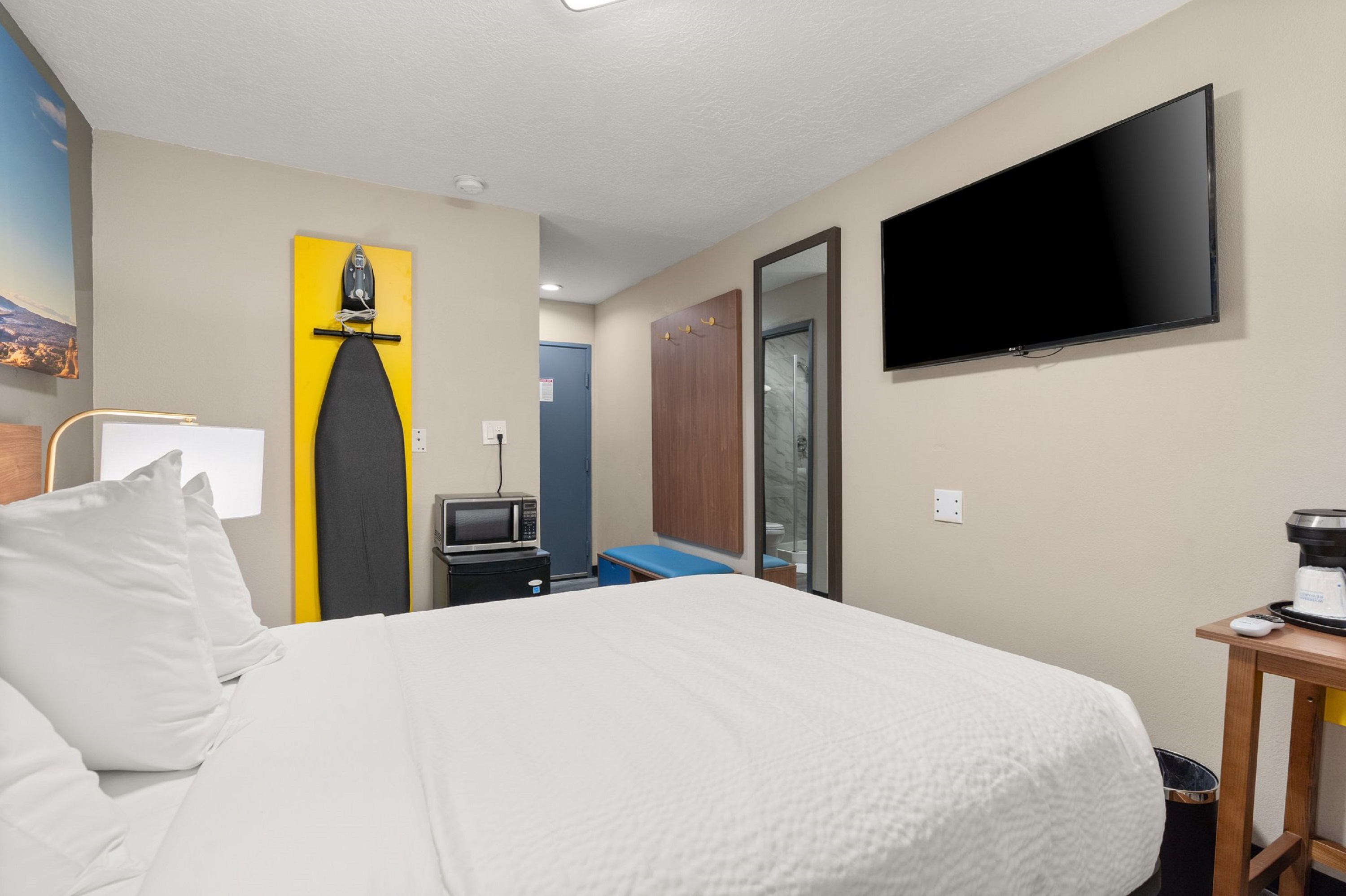 Guest room at the Days Inn by Wyndham Albuquerque I-25 in Albuquerque, New Mexico