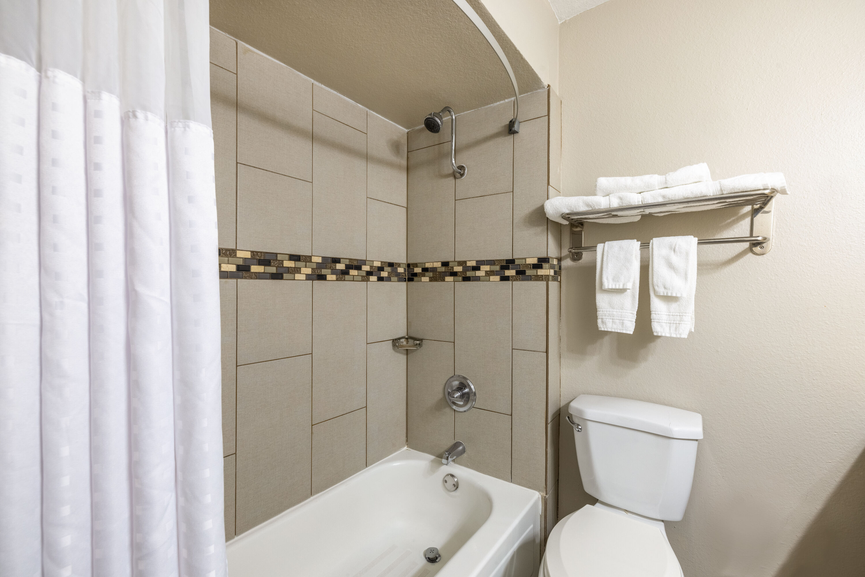Guest room bath at the Days Inn by Wyndham Roswell in Roswell, New Mexico