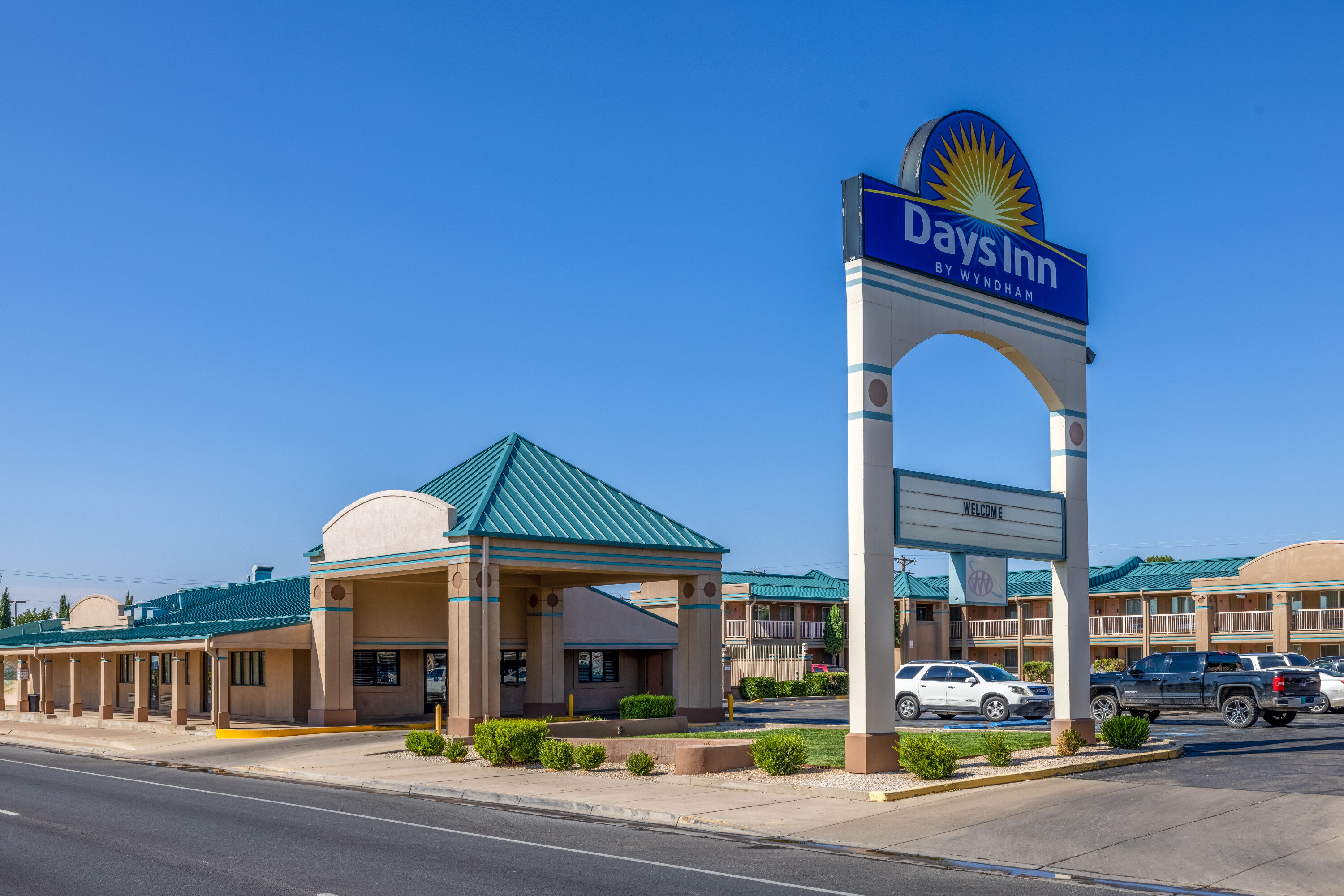 Exterior Day Image of Days Inn by Wyndham Roswell hotel in Roswell, New Mexico