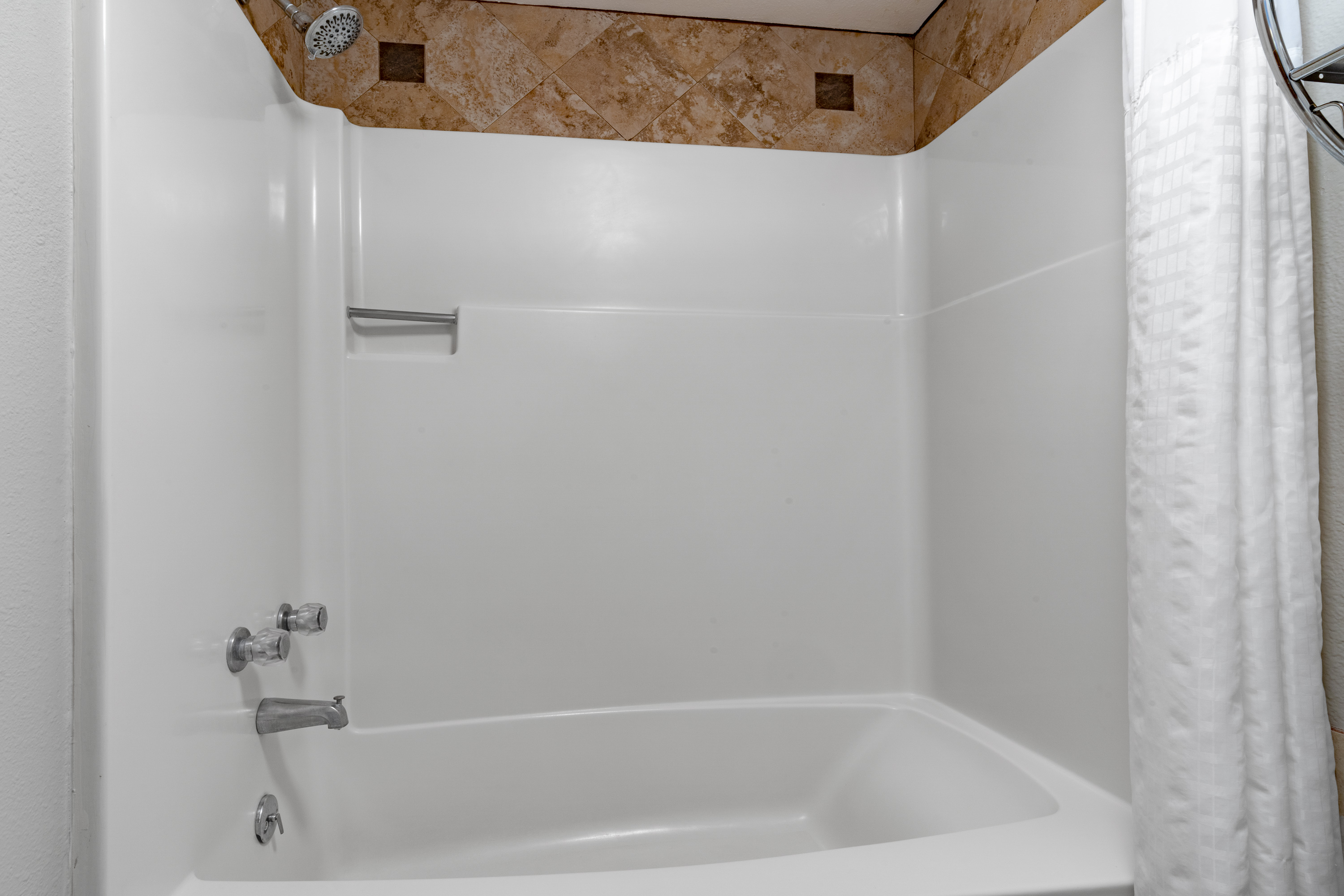 Guest room bath at the Days Inn by Wyndham Winnemucca in Winnemucca, Nevada