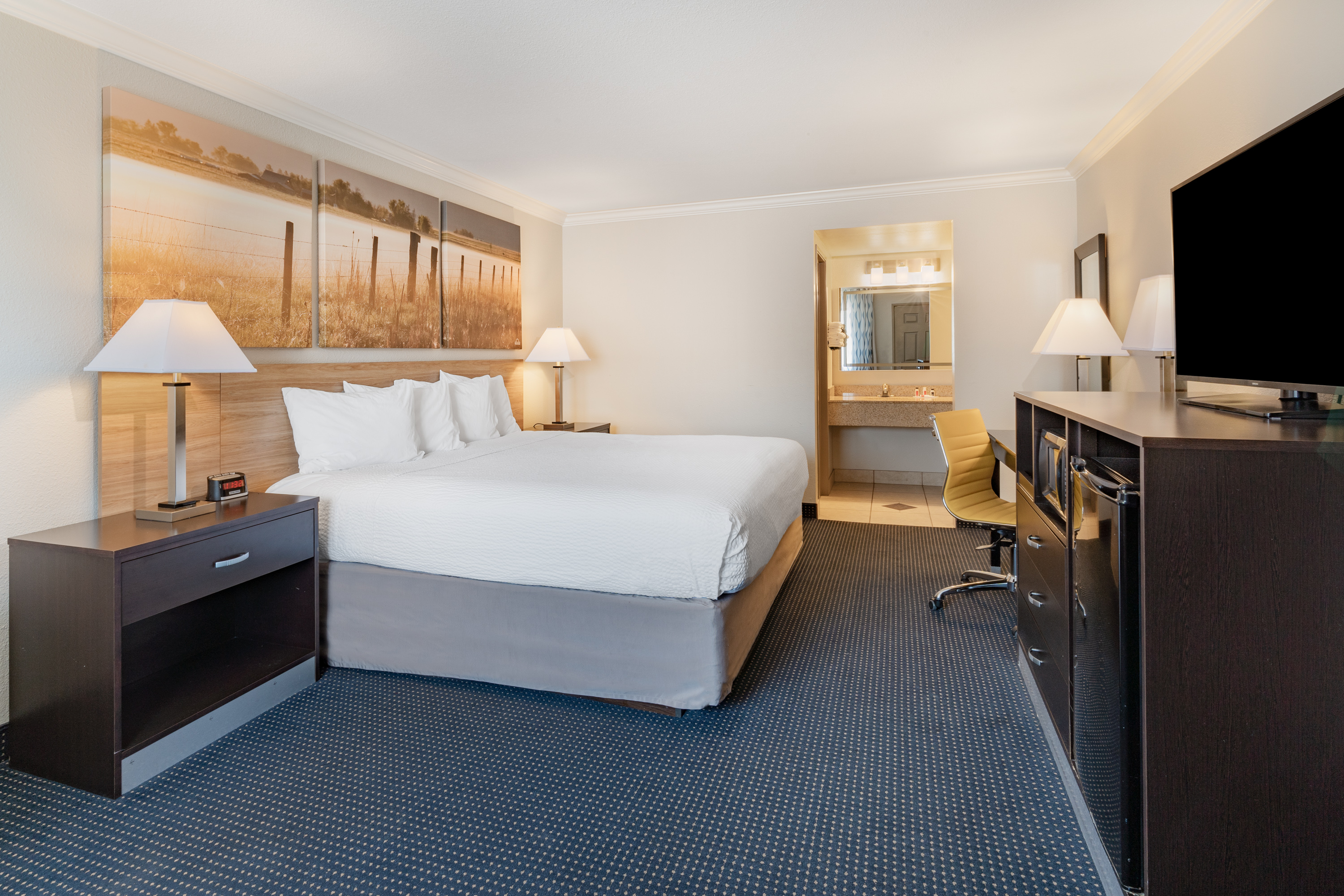 Guest room at the Days Inn by Wyndham Winnemucca in Winnemucca, Nevada