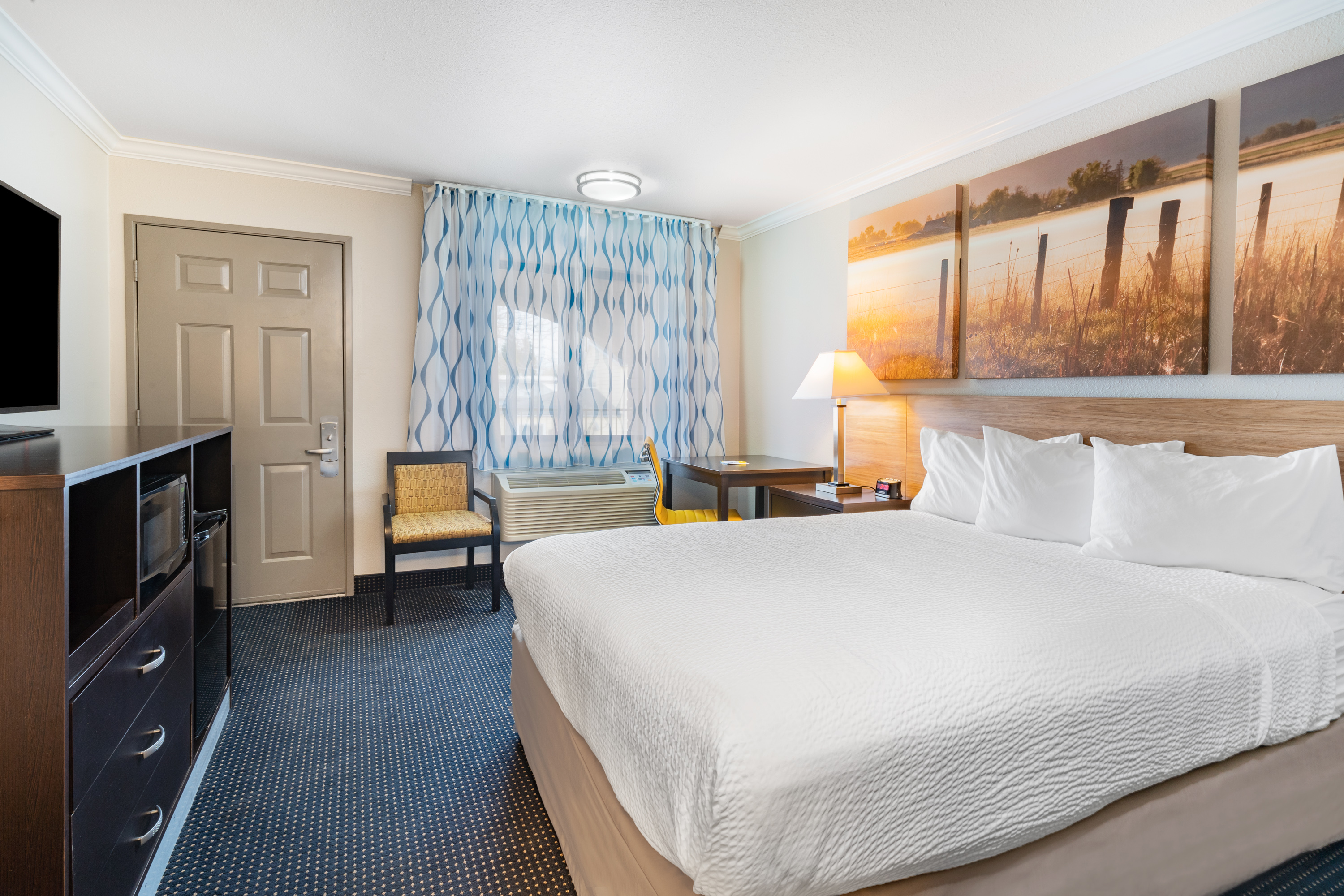 Guest room at the Days Inn by Wyndham Winnemucca in Winnemucca, Nevada