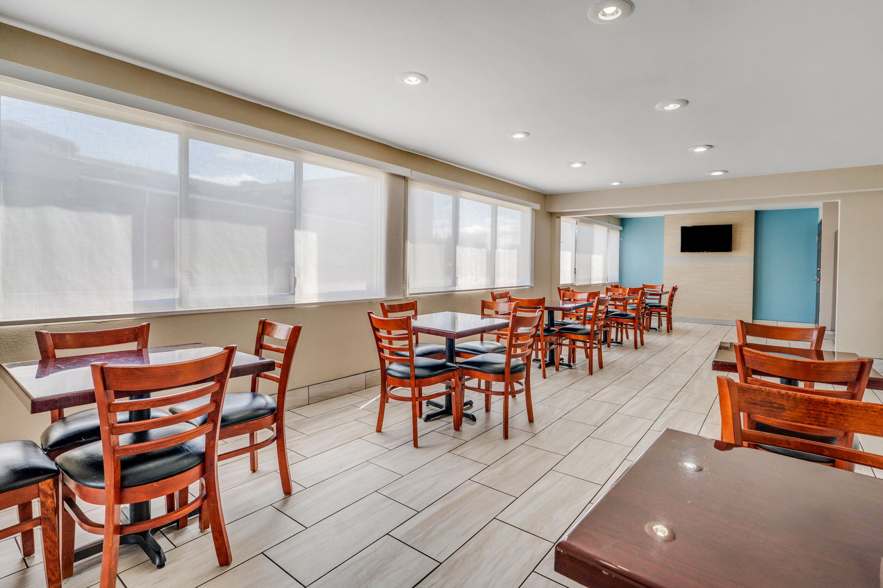 Days Inn by Wyndham Albany SUNY restaurant breakfast area with seating in Albany, New York