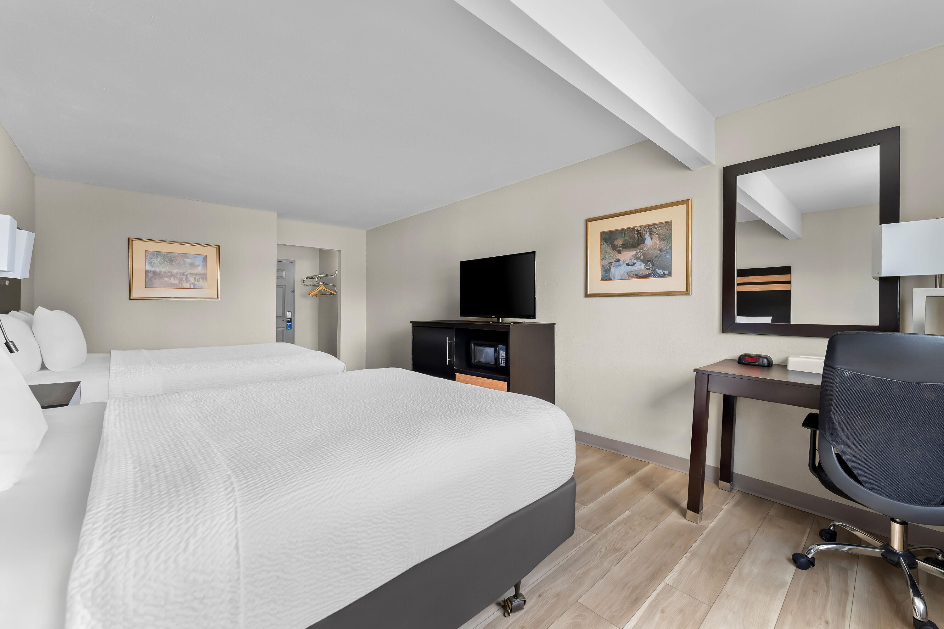 Double bed guest room at the Days Inn by Wyndham Albany SUNY in Albany, New York