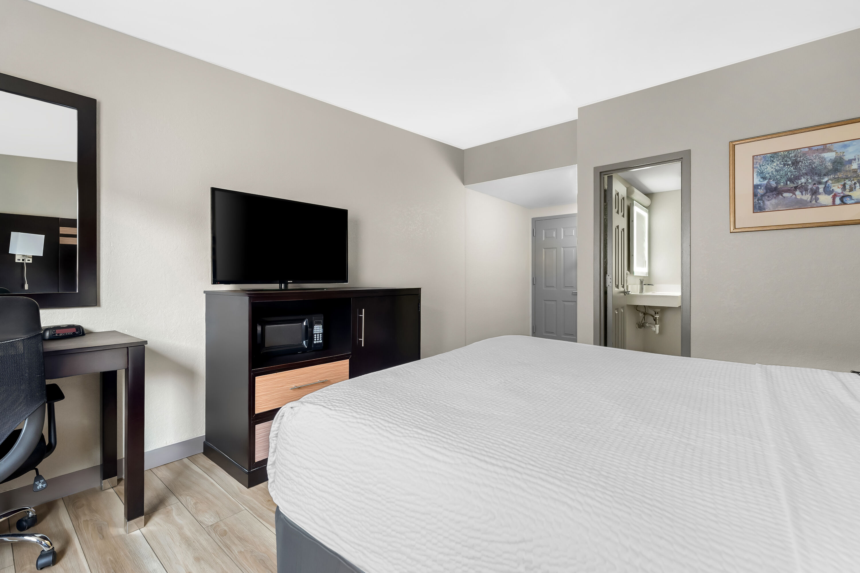 King bed guest room at the Days Inn by Wyndham Albany SUNY in Albany, New York