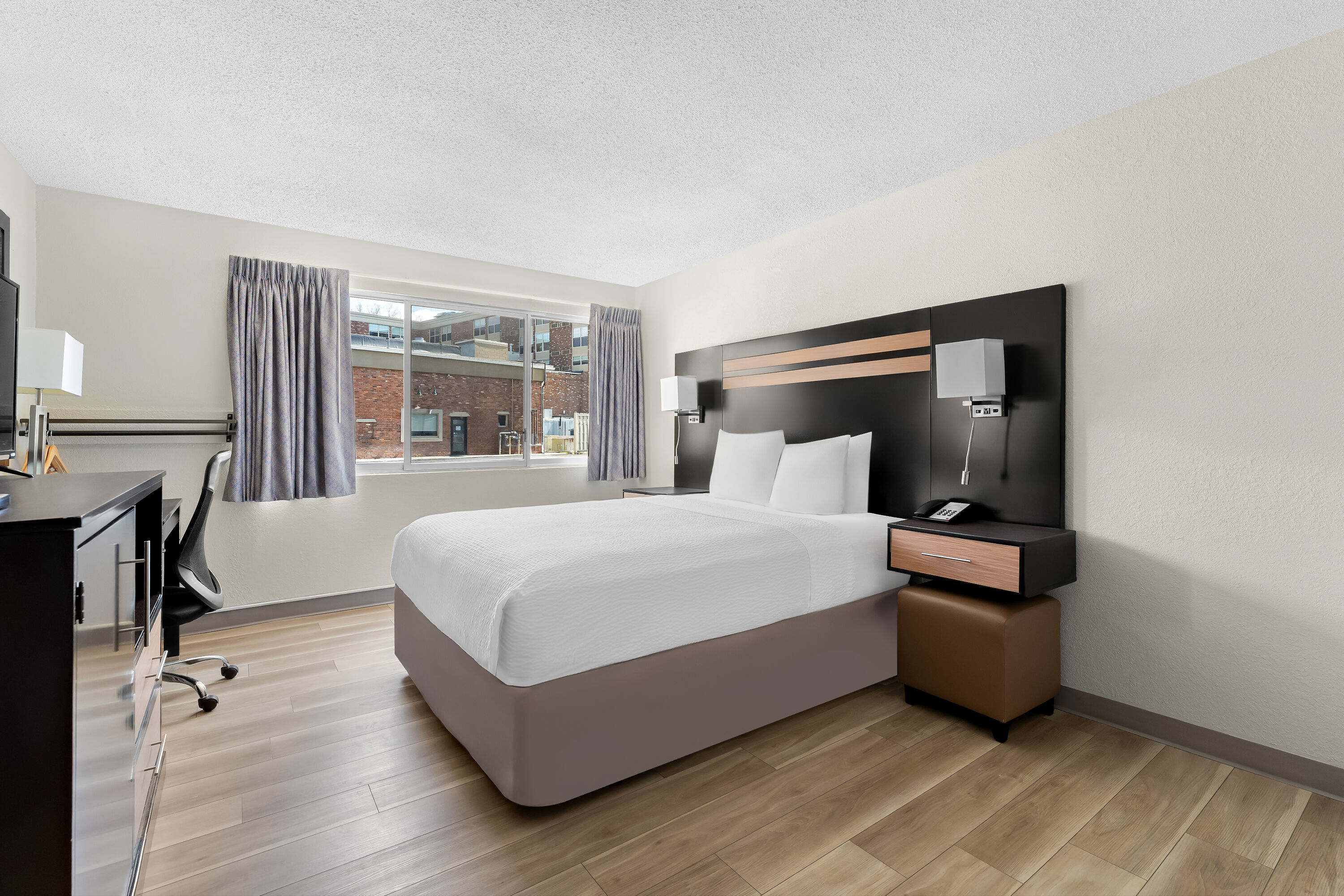 Queen bed guest room at the Days Inn by Wyndham Albany SUNY in Albany, New York