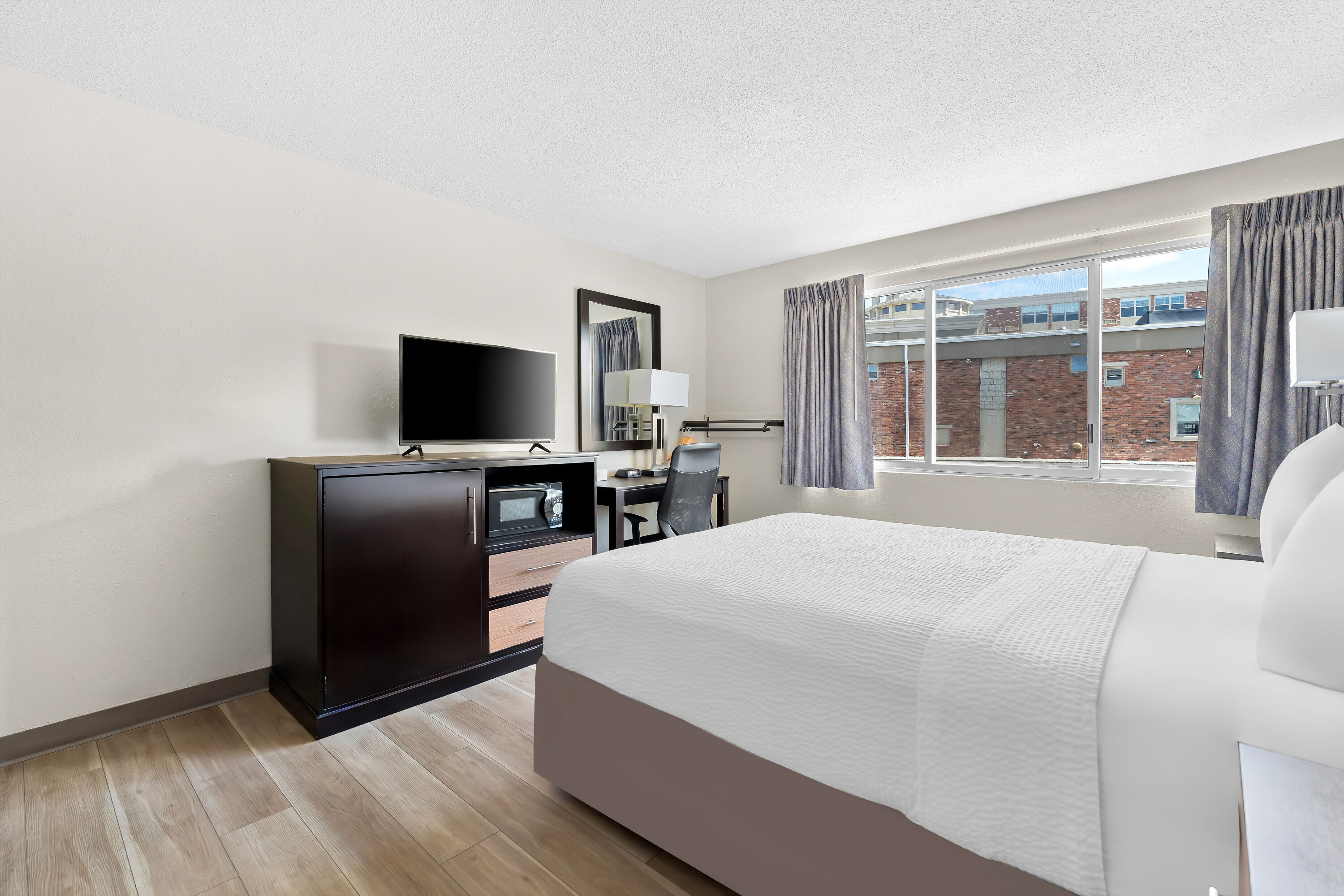 Queen bed guest room at the Days Inn by Wyndham Albany SUNY in Albany, New York