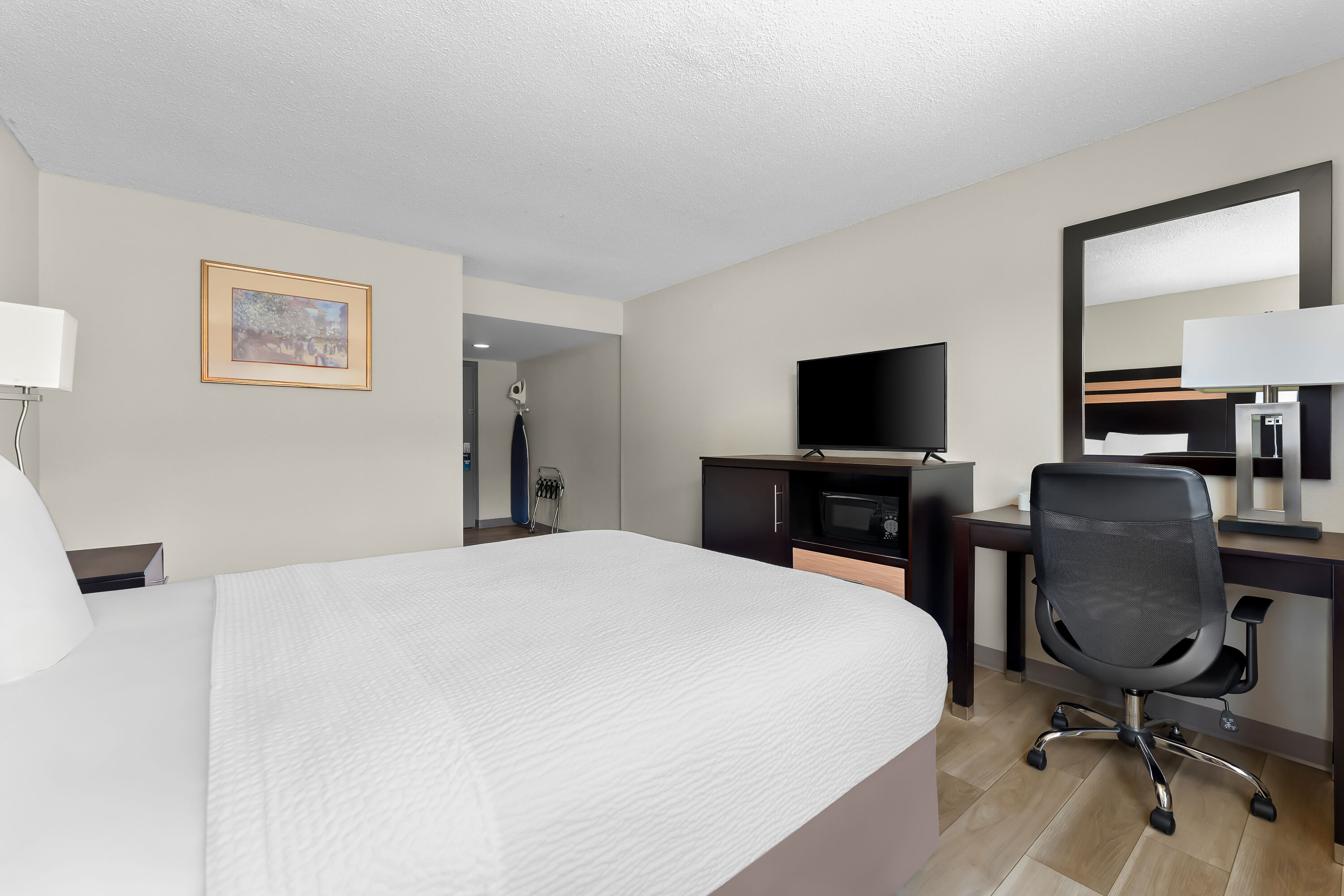 Queen bed guest room at the Days Inn by Wyndham Albany SUNY in Albany, New York