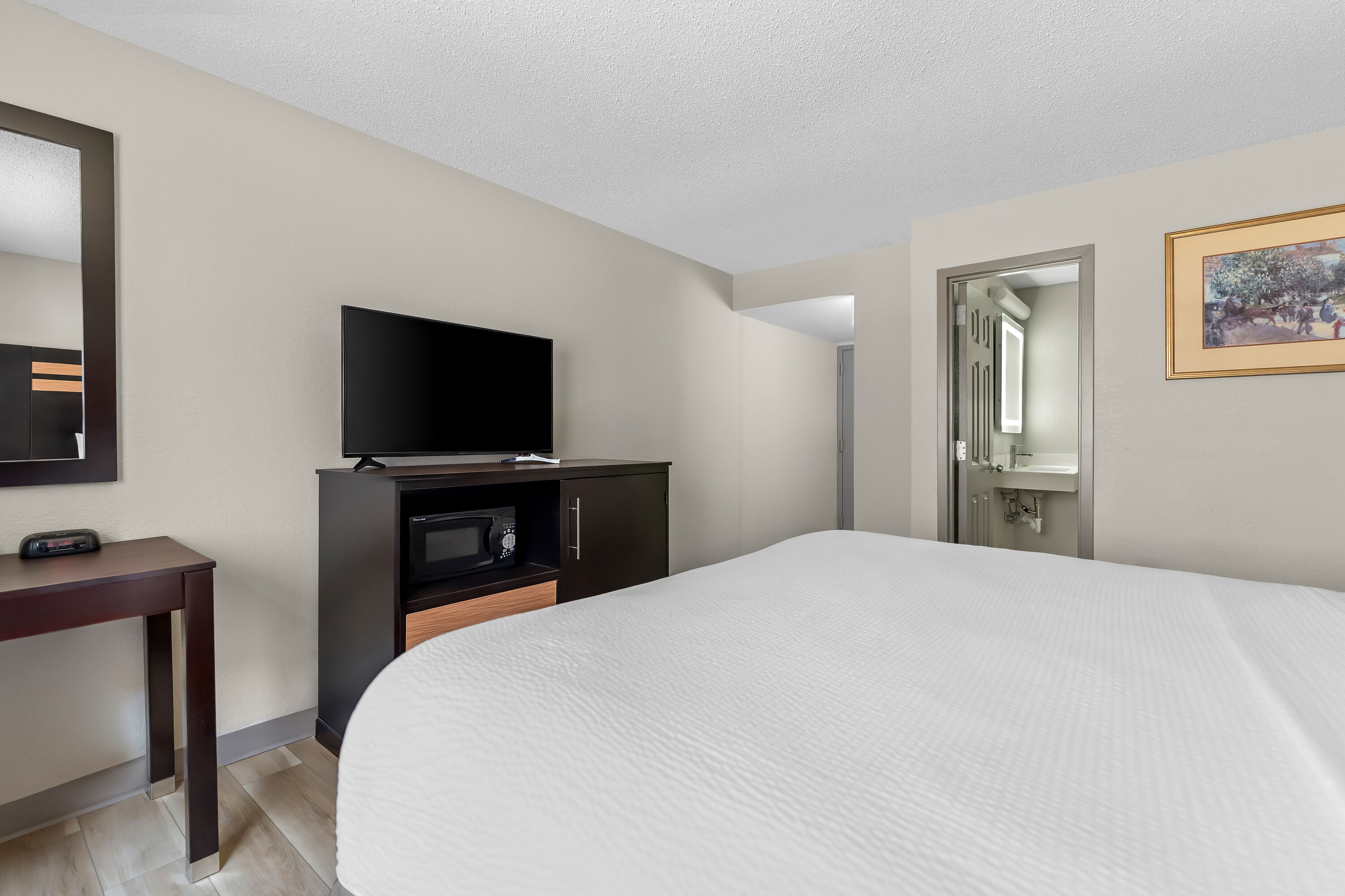 Queen bed guest room at the Days Inn by Wyndham Albany SUNY in Albany, New York
