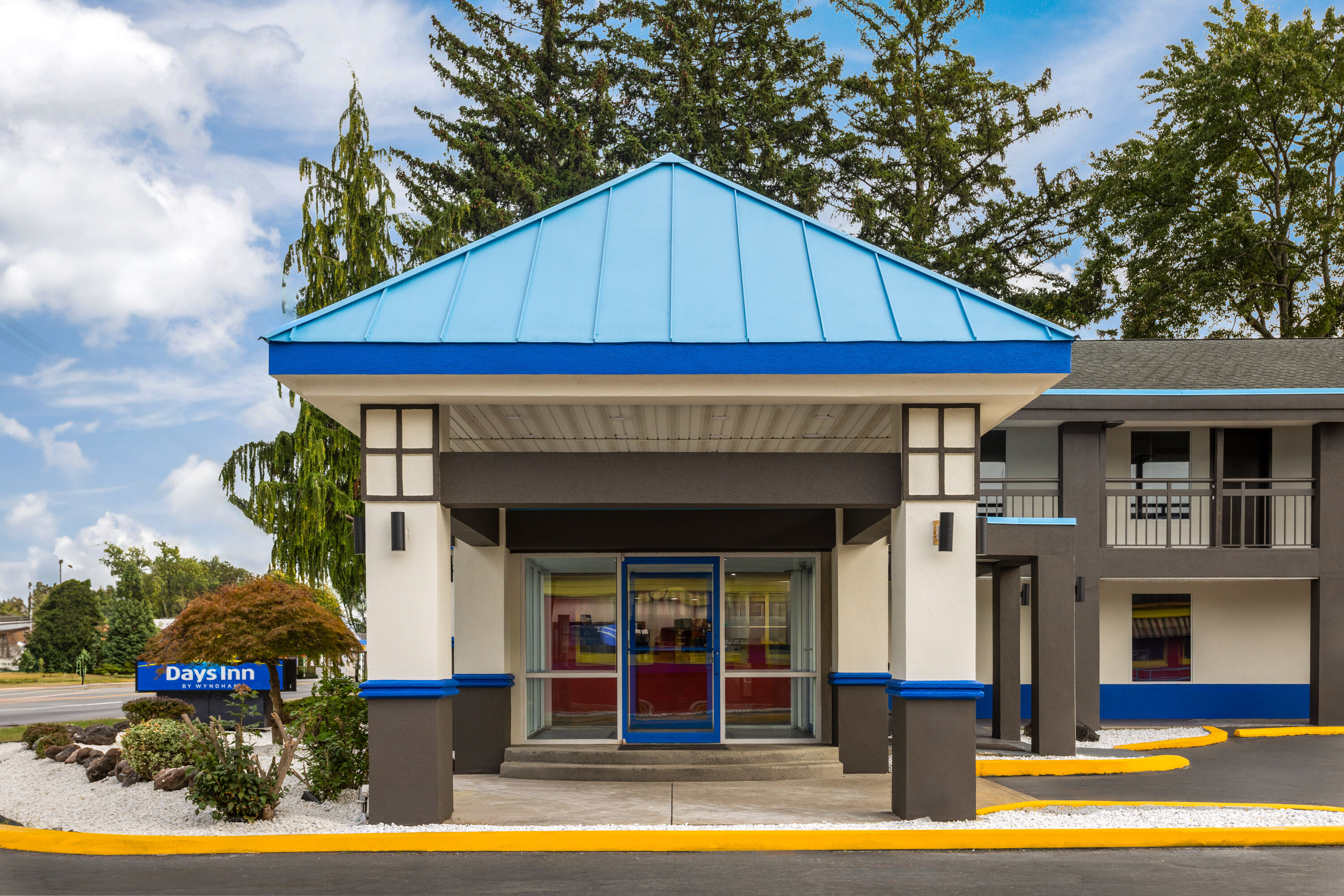 Exterior of Days Inn & Suites by Wyndham Albany hotel in Albany, New York