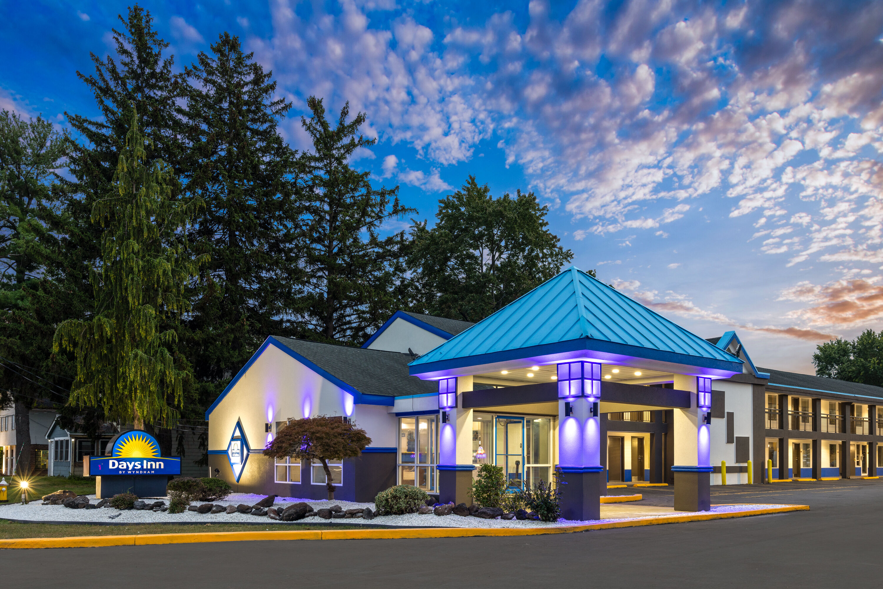 Exterior of Days Inn & Suites by Wyndham Albany hotel in Albany, New York