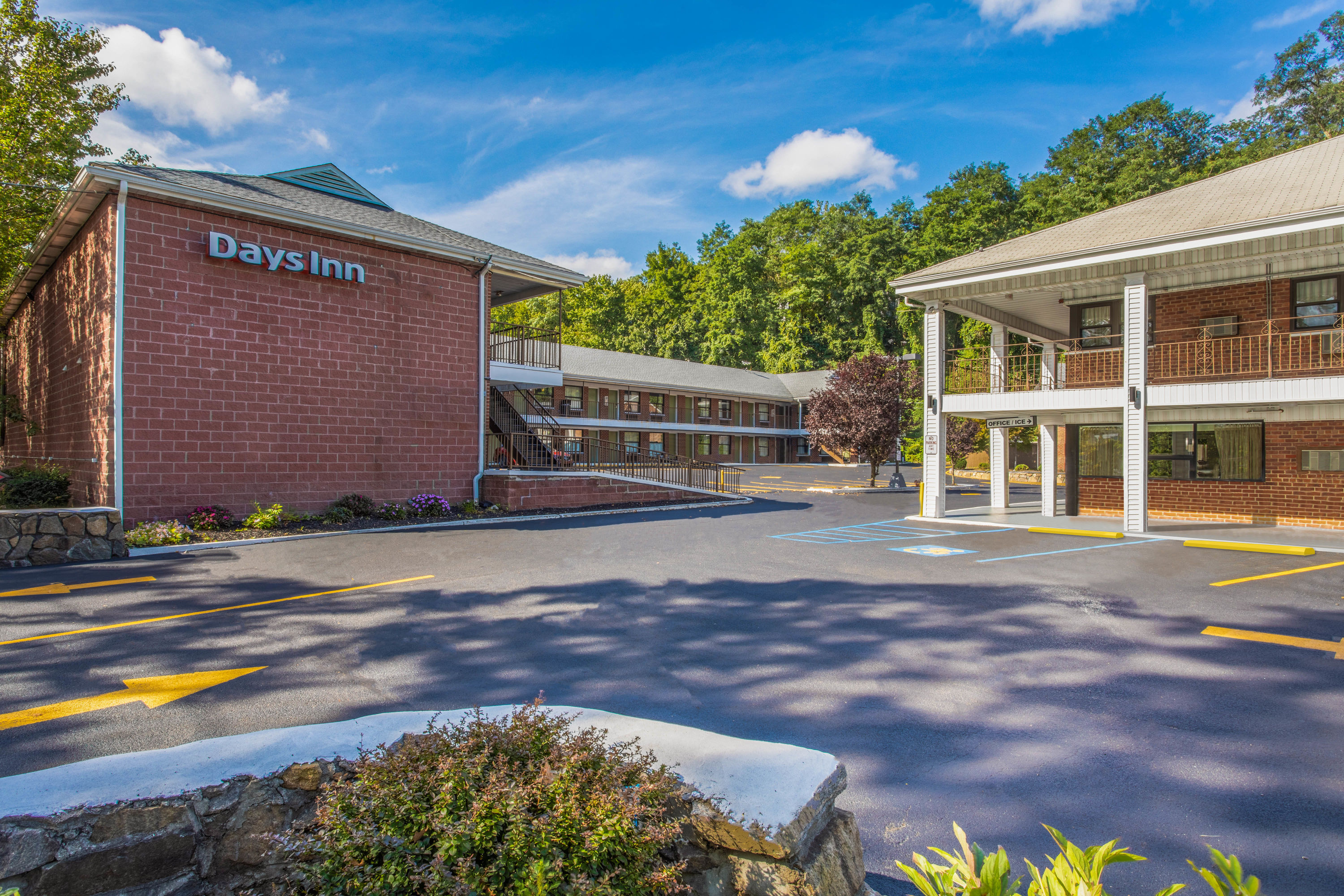 Days Inn By Wyndham Elmsford White Plains Elmsford Ny Hotels