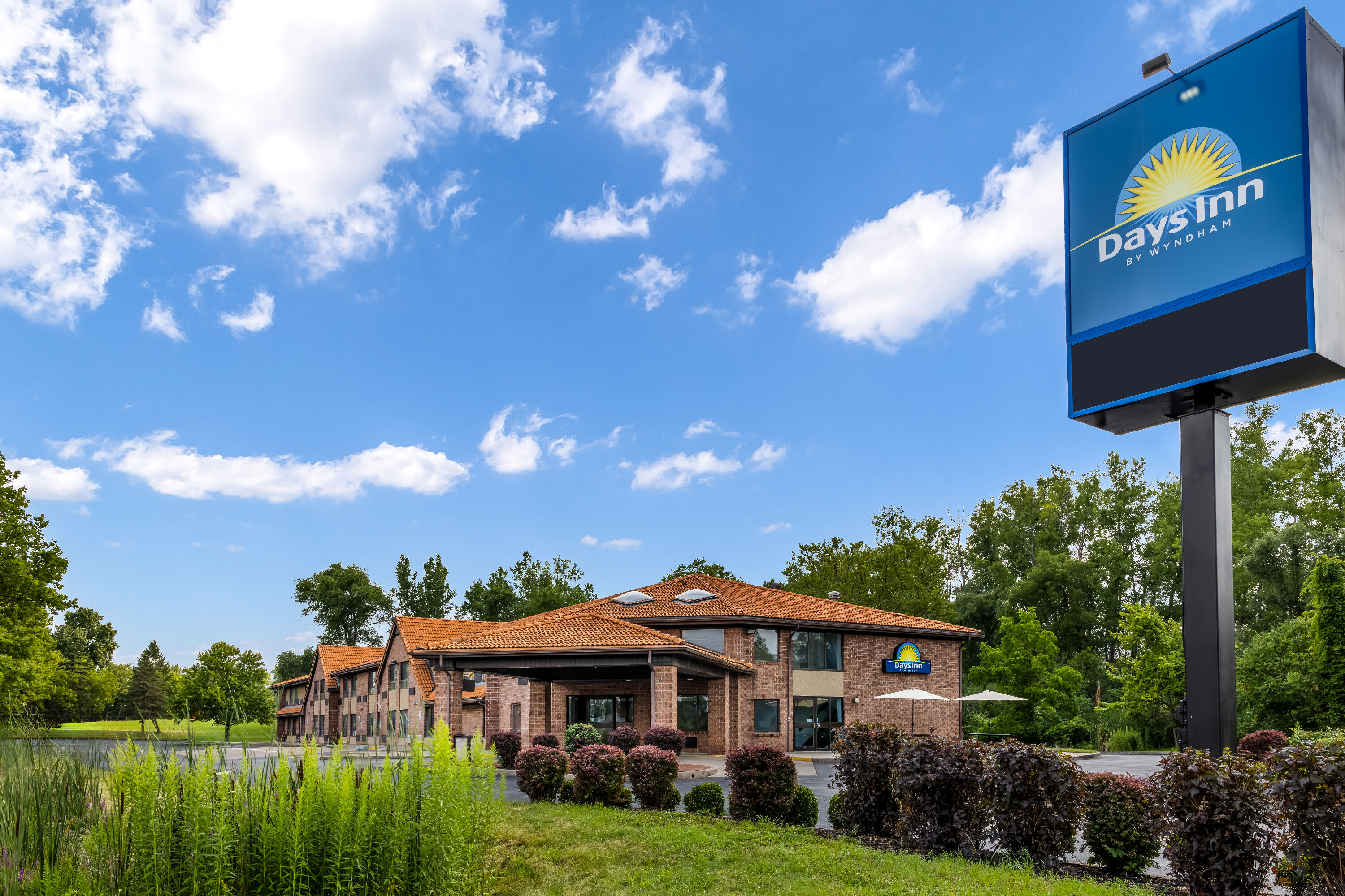 Exterior Day Image of Days Inn by Wyndham Geneva/Finger Lakes hotel in Geneva, New York