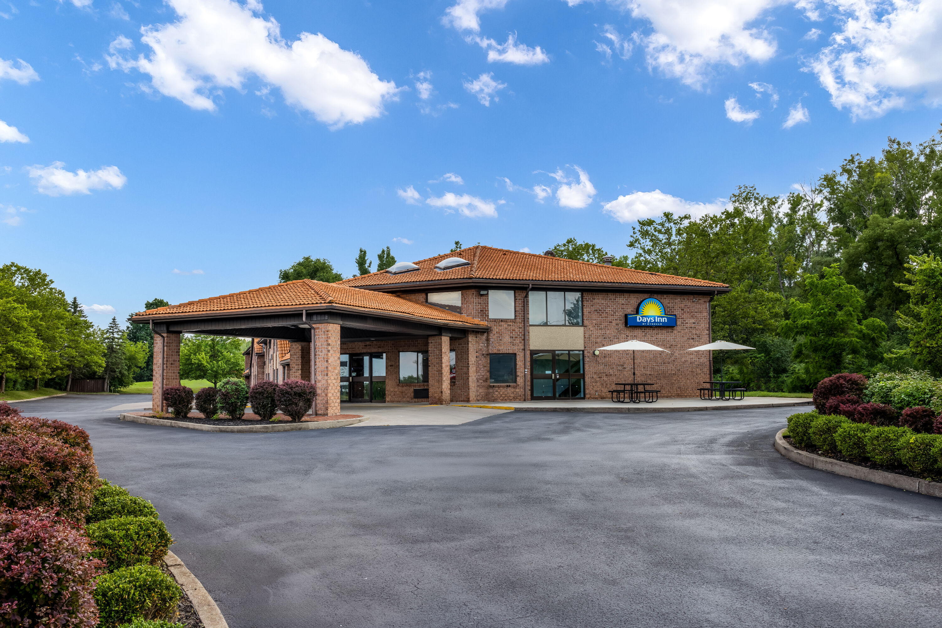 Exterior Day Image of Days Inn by Wyndham Geneva/Finger Lakes hotel in Geneva, New York