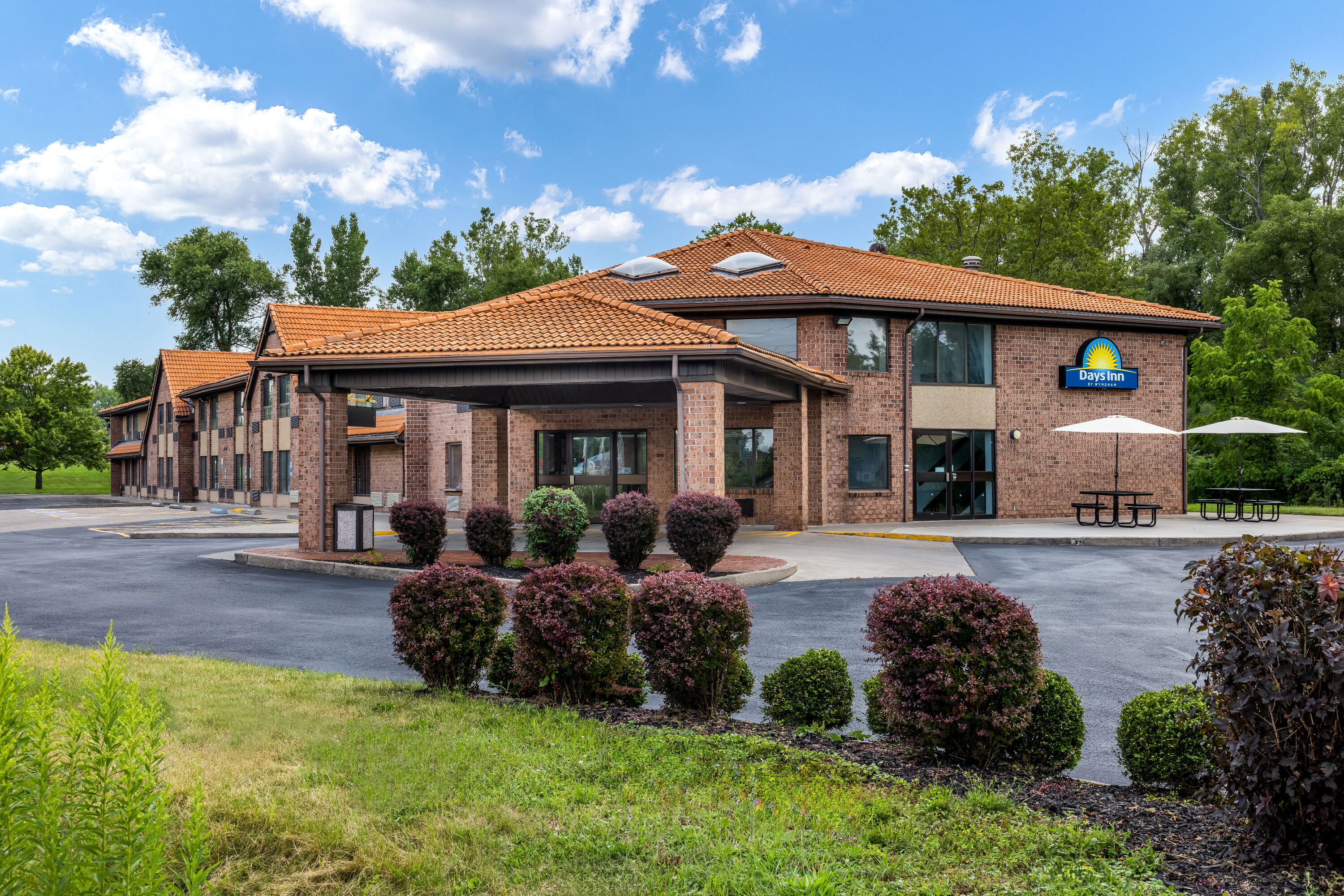Exterior Day Image of Days Inn by Wyndham Geneva/Finger Lakes hotel in Geneva, New York