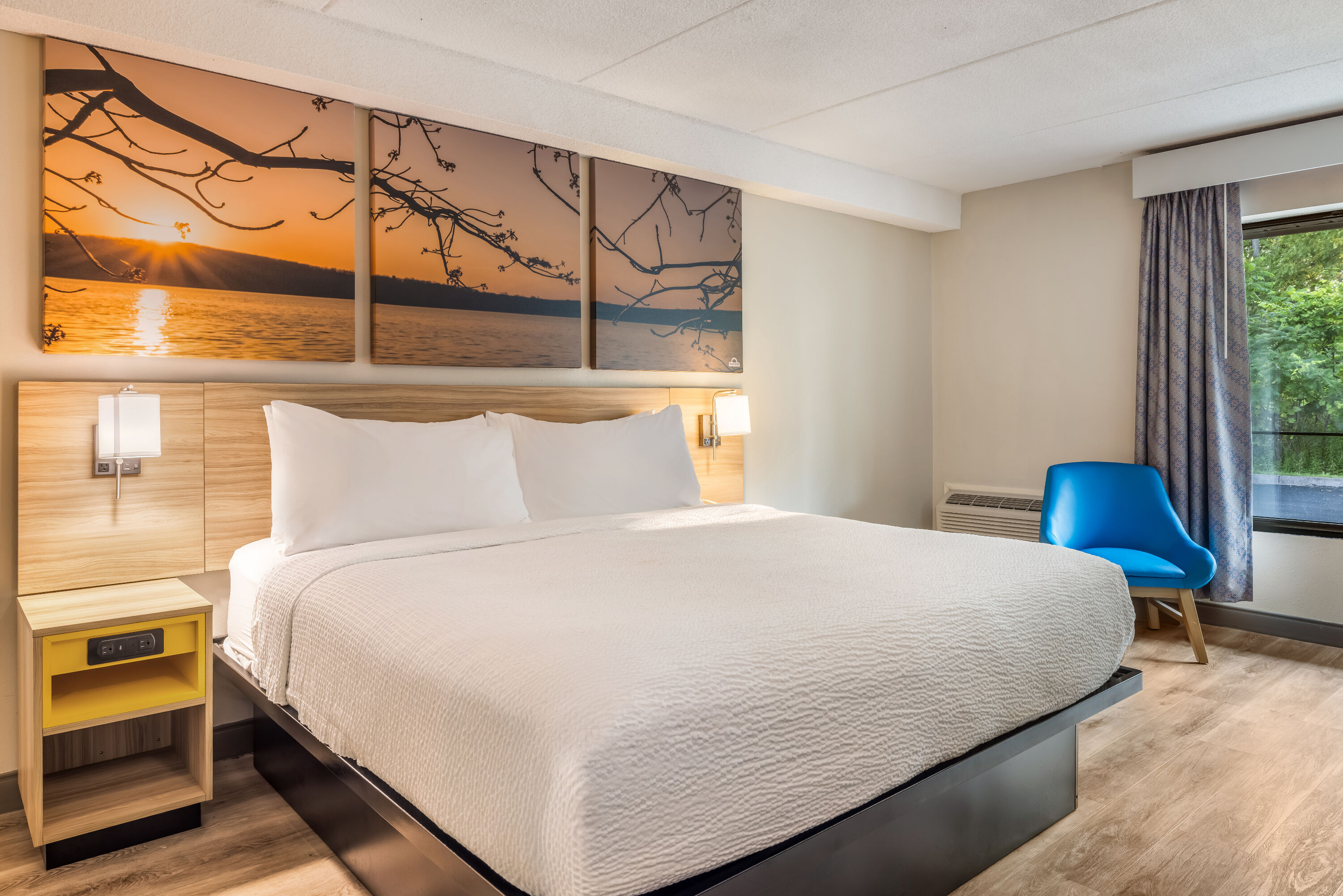 King bed guest room at the Days Inn by Wyndham Geneva/Finger Lakes in Geneva, New York