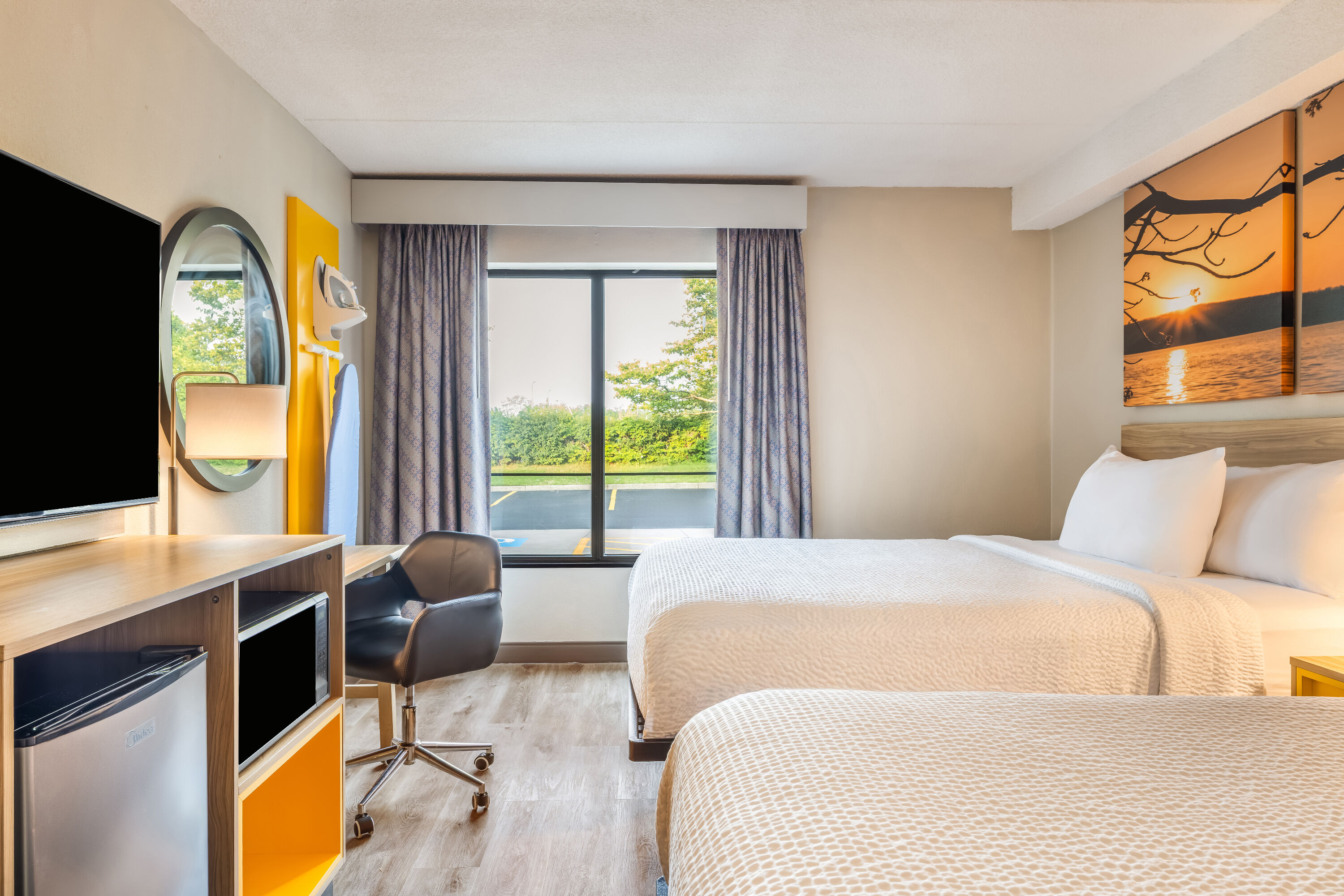 Queen bed guest room at the Days Inn by Wyndham Geneva/Finger Lakes in Geneva, New York