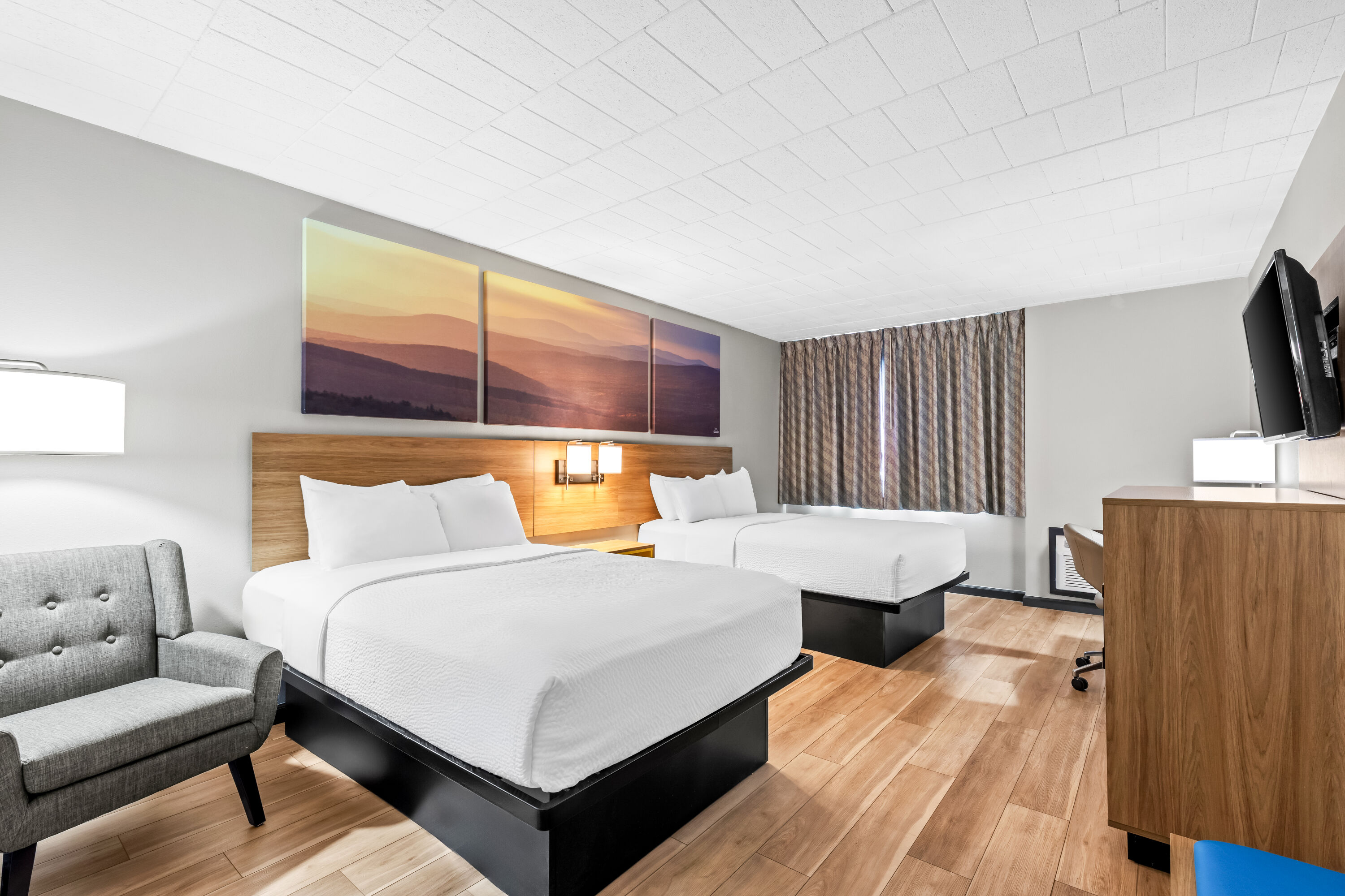 Double bed guest room at the Days Inn by Wyndham Liberty in Liberty, New York