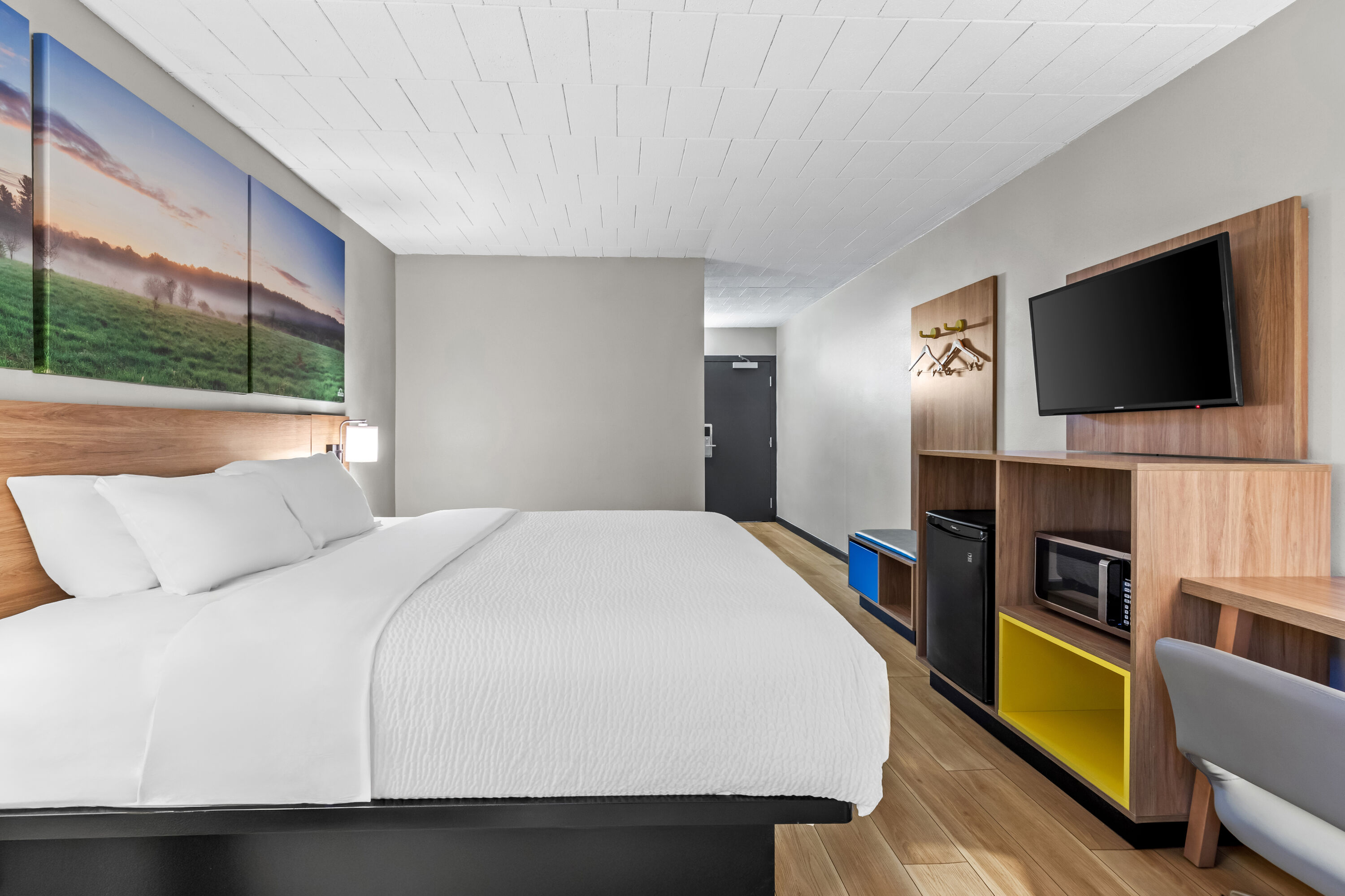 King bed guest room at the Days Inn by Wyndham Liberty in Liberty, New York