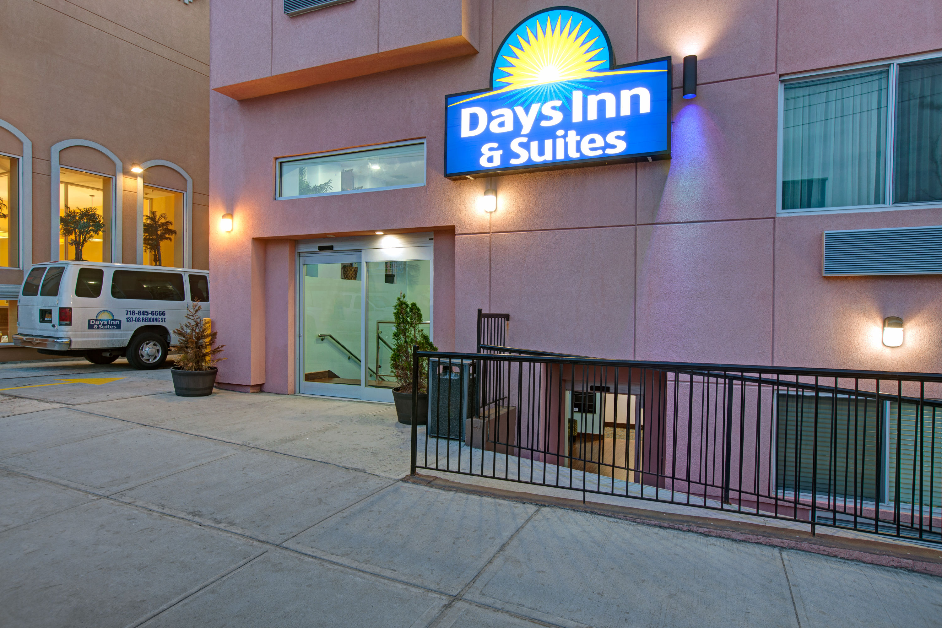 Days Inn Amp Suites By Wyndham Ozone Park Jfk Airport