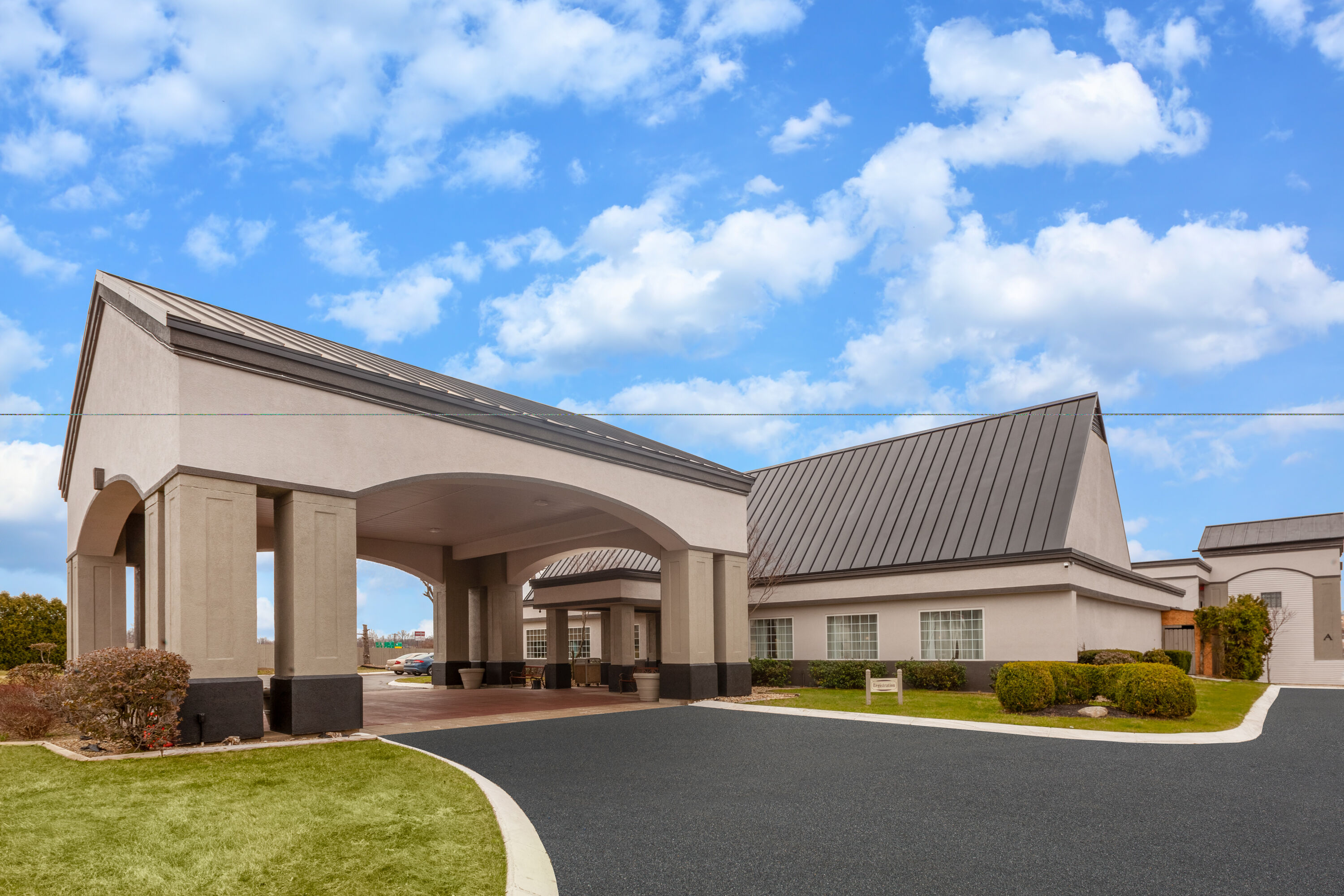 Exterior Day Image of Days Inn by Wyndham Austintown hotel in Austintown, Ohio